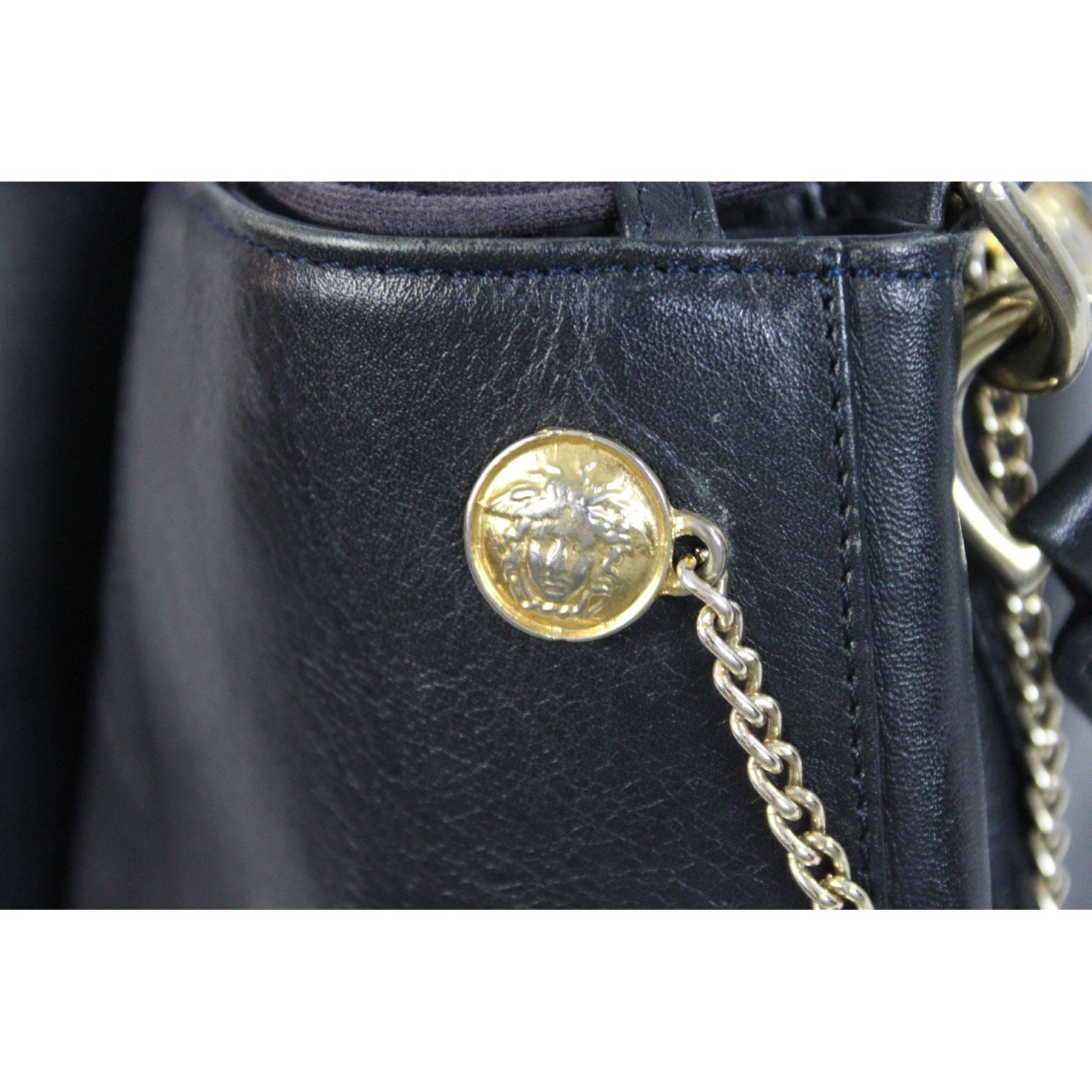 Gianni Versace 1980s vintage bucket bag Crossbody dark blu golden chains logo For Sale 1
