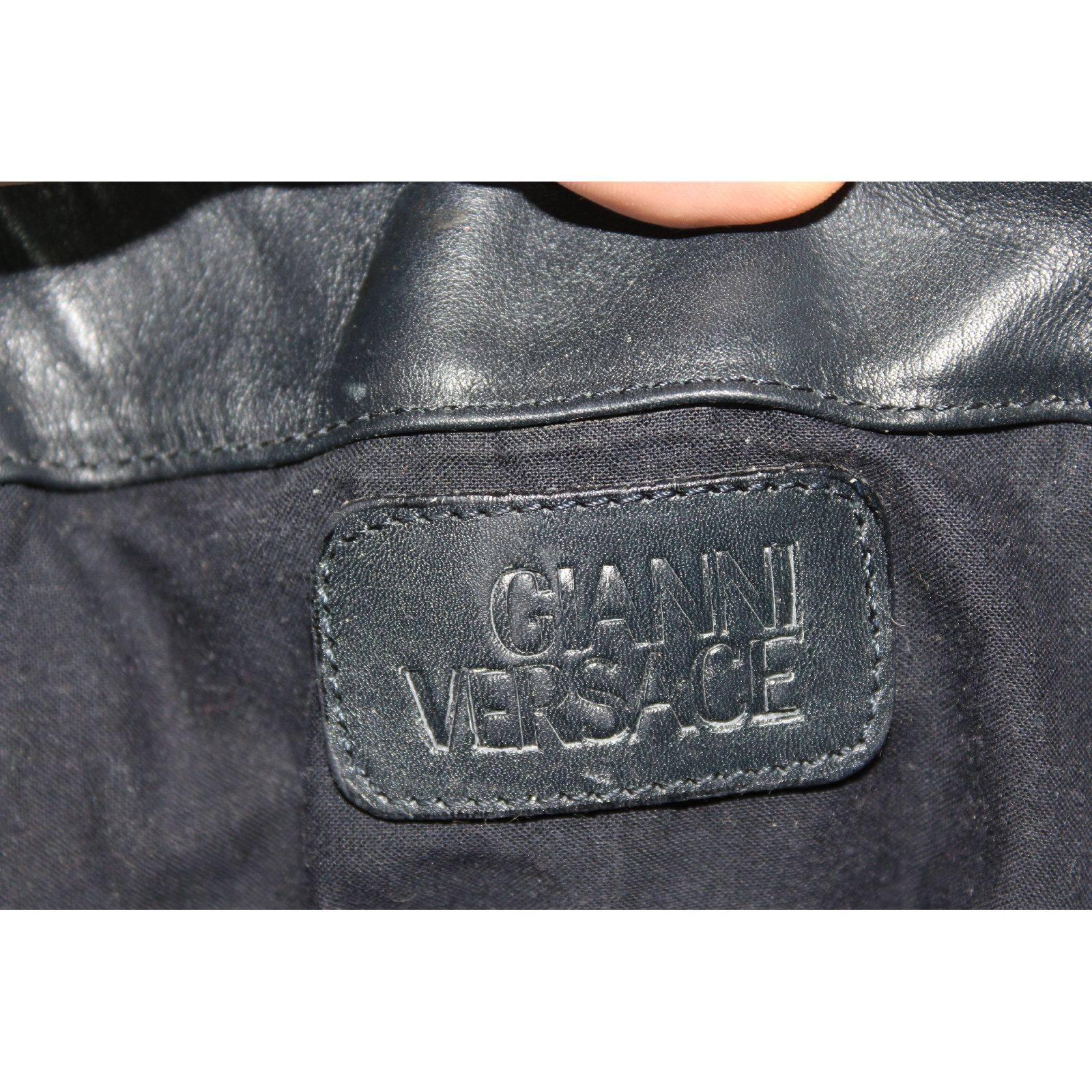 Gianni Versace 1980s vintage bucket bag Crossbody dark blu golden chains logo For Sale 3
