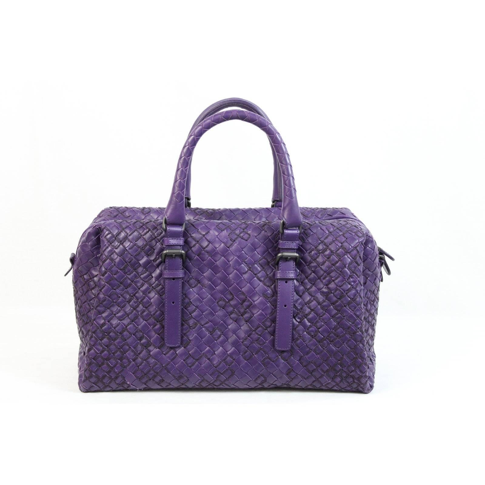 Handbag Bottega Veneta purple Boston pattern, as new in braided leather.

Measurements

Height: 21 cm
Width: 35 cm
Depth: 17 cm

Composition: 100% leather
Color: purple
Conditions: like new
