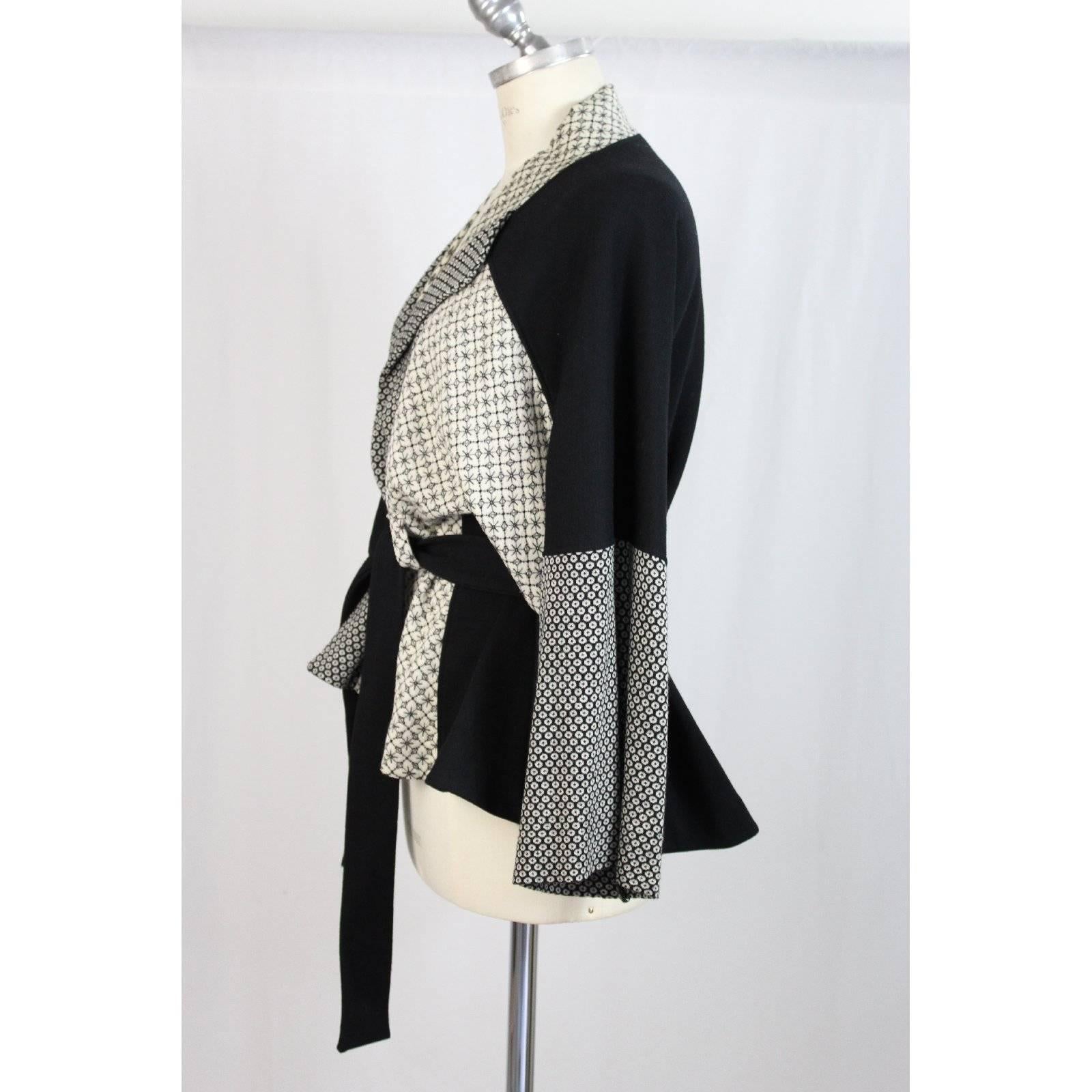 Kenzo sweater black and white wool type kimono, waist belt, size M excellent condition.

Size: M it; 10 us; 12 uk

Measurements:
Shoulder: 44 cm
Ascelle: 56 cm
Sleeve: 52 cm
Length: 57 cm

Color: black and white
Composition: wool
Condition:
