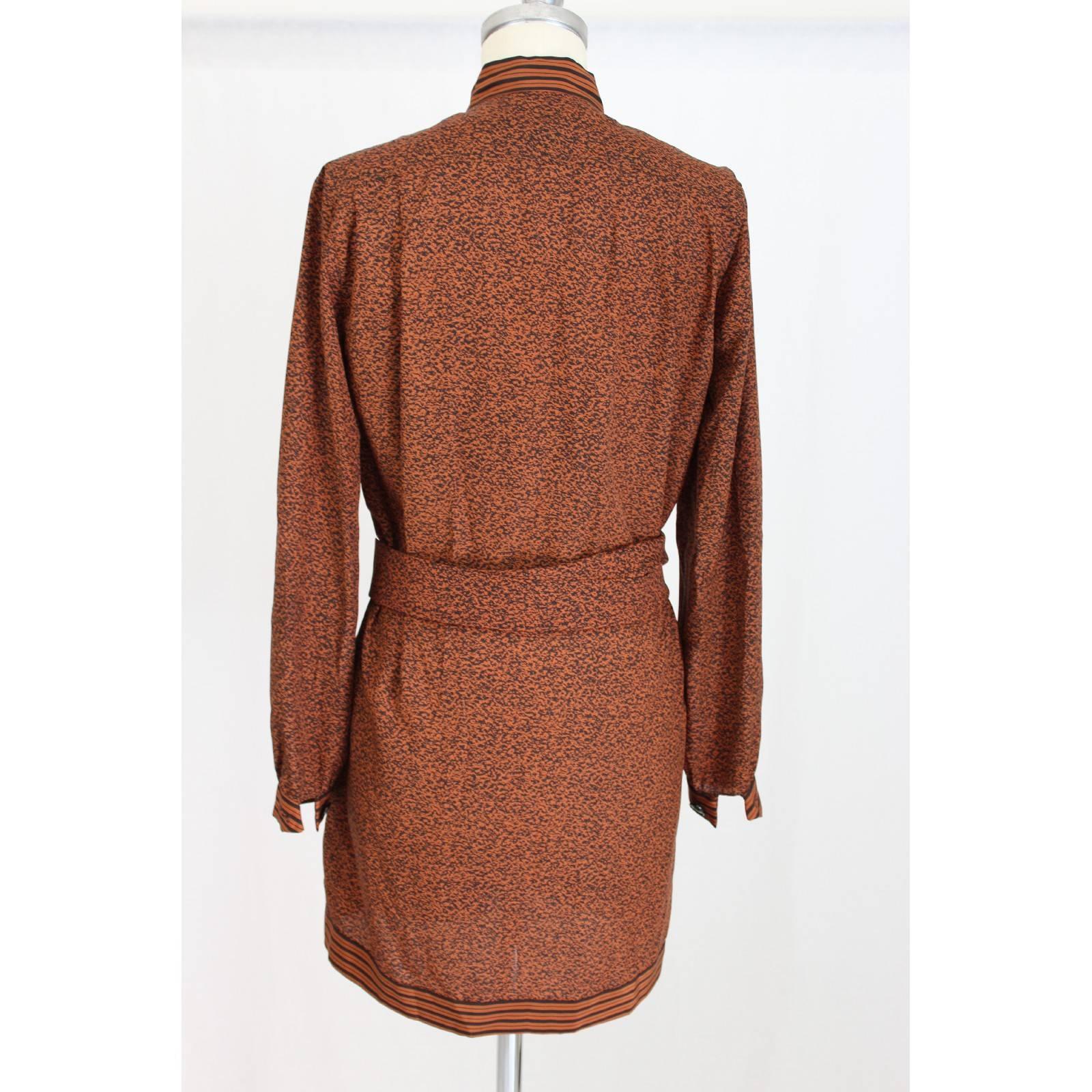 Laura Biagiotti pret a porter 1980s, 100% silk dress brown and black like spotted, long sleeves, high neck with button closure, waist belt that can also be used as a scarf, excellent condition.

Measurements:

Size: 46 eng; 12 us; 14 UK;

Shoulder: