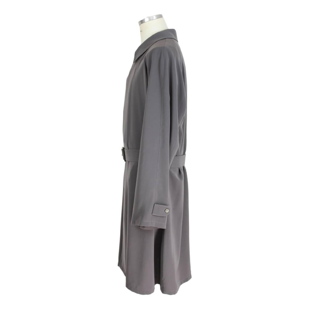 Giorgio Armani vintage trench coat, gray pearl. Long and light with waist belt. Rare label of the 1980s, Classic Milano Borgonuovo 21. Pure elegance. Made in italy, size 56, excellent conditions

Size: 56 It 46 UK / Us

Shoulder: 56 cm
Armpit to