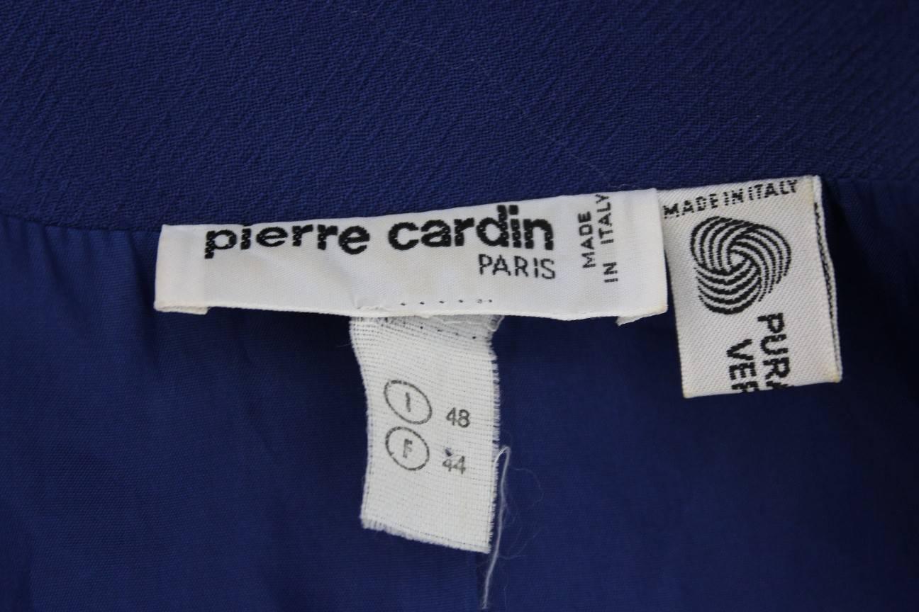 Pier Cardin wool electric blue blazer jacket jewelery buttons size 48 it made it In Excellent Condition For Sale In Brindisi, IT