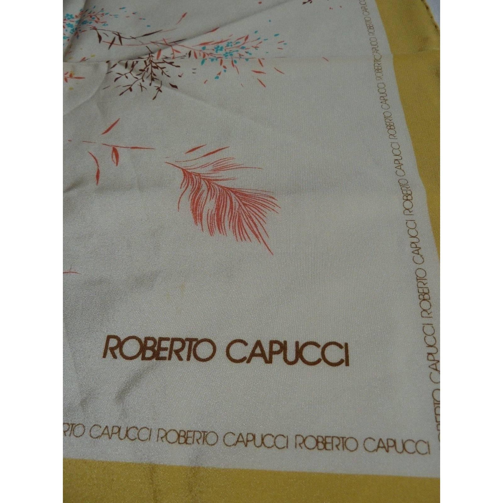 Roberto Capucci vintage silk scarf 1980

Theme: peacock

Measures: 86 cm x 90 cm
Composition: 100% silk
Condition: Excellent vintage condition
Colour: yellow white