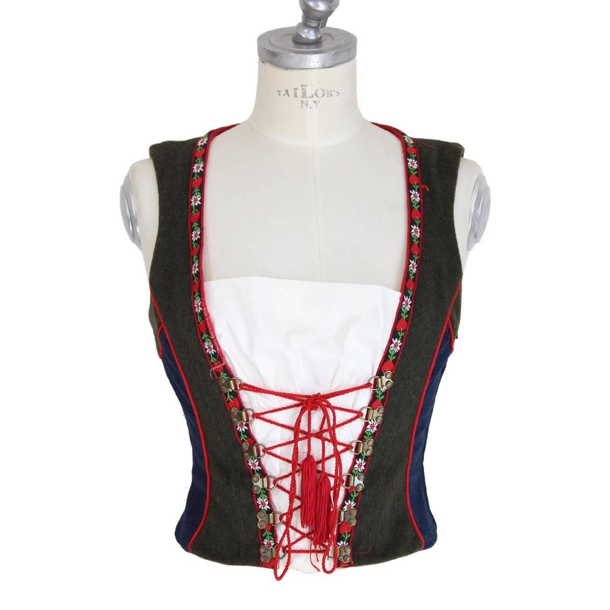 Dolce & Gabbana original Tyrolean top style, fenched in life, border with hearts and alpine stars, side zip.

Size: 40 It 6 Us 8 Uk

Armpit armpit: 40 cm
Shoulder: 40 cm
Length: 44 cm

Color: multicolored
Composition: 45% cotton 33% wool 18%