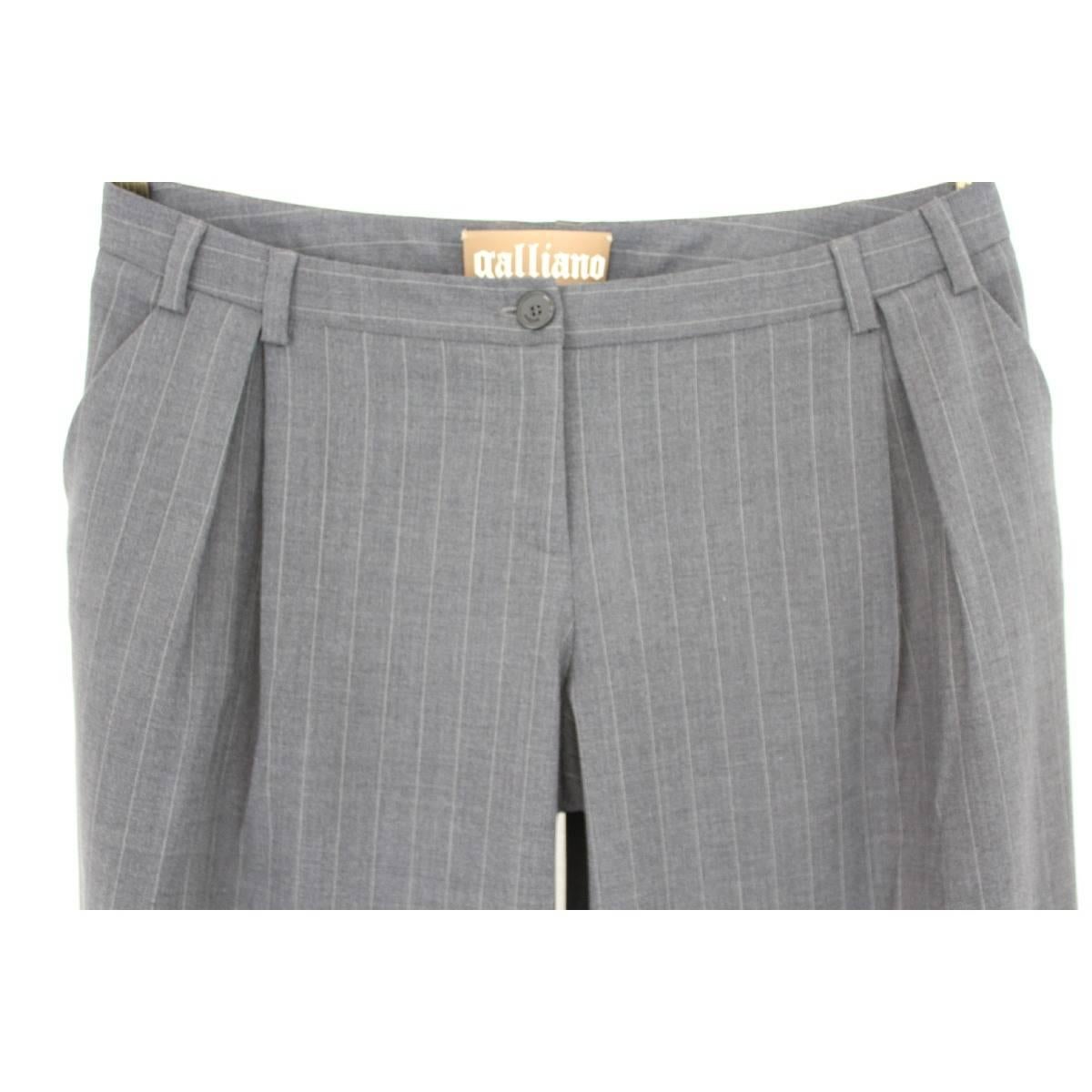 John Galliano wide legs gray pants, pinstripe. She wears soft, palace worn. Wool blend, excellent vintage condition

Size: 30/44

Waist: 44 cm
Hem: 25 cm
Length: 115 cm

Color: gray
Composition: 44% wool 50% polyester 6% other fibers
Conditions:
