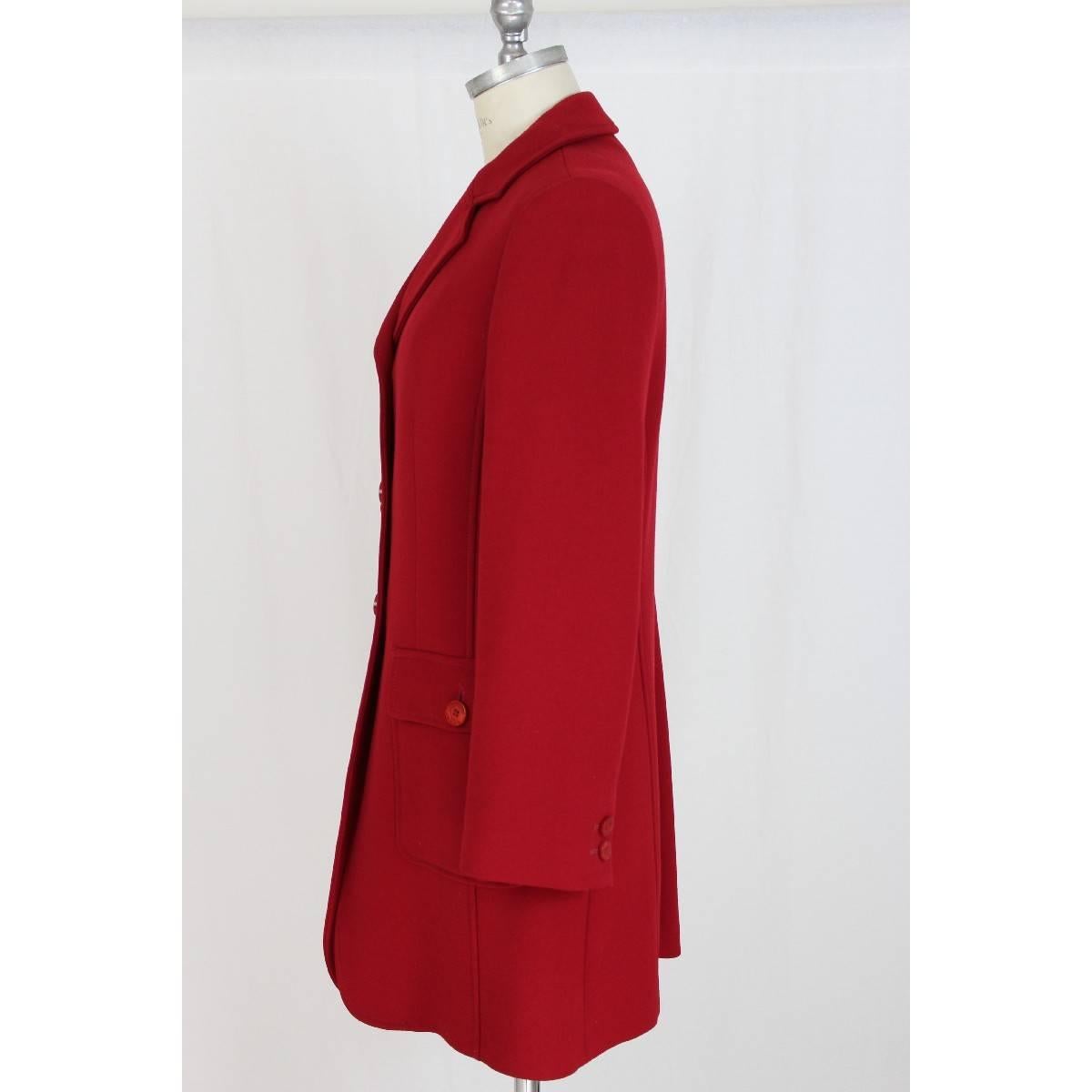 Moschino long red vintage coat. Three buttons, two front pockets not in line. Excellent woolen fabric. Slim fit. Buttoned buttons, lined. Excellent vintage condition.

Size: 42 It Us 8 Gb 12 Fri 38 De 38

Shoulder: 42 cm
Chest/Bust: 48 cm
Length: 94
