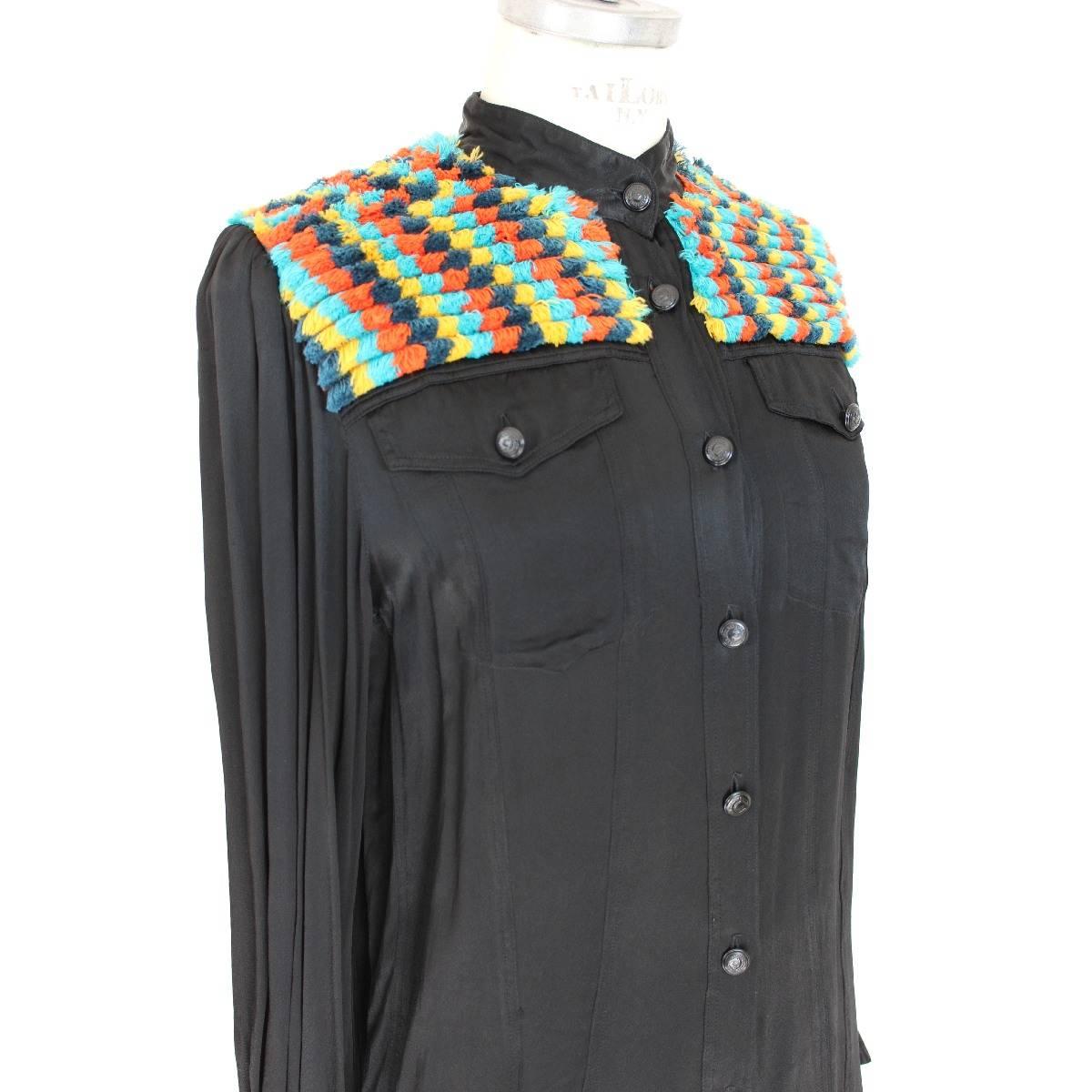 Moschino shirt black vintage multicolored wool shoulder slim fit 1980s polo neck In Excellent Condition For Sale In Brindisi, IT