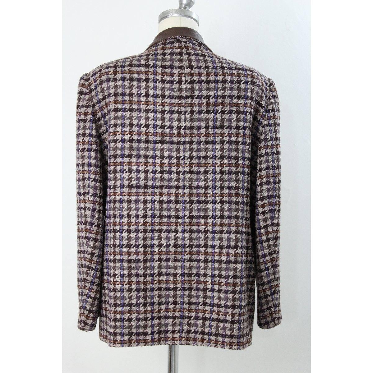 Laura Biagiotti vintage tweed woman jacket 1980s. Beautiful wool check fabric. Beige and brown color, with purple inserts. Leather inserts on neck and pockets. Size 48, made in italy. excellent vintage conditions

Size: 48 It 14 Us 16 Uk 42 De 44