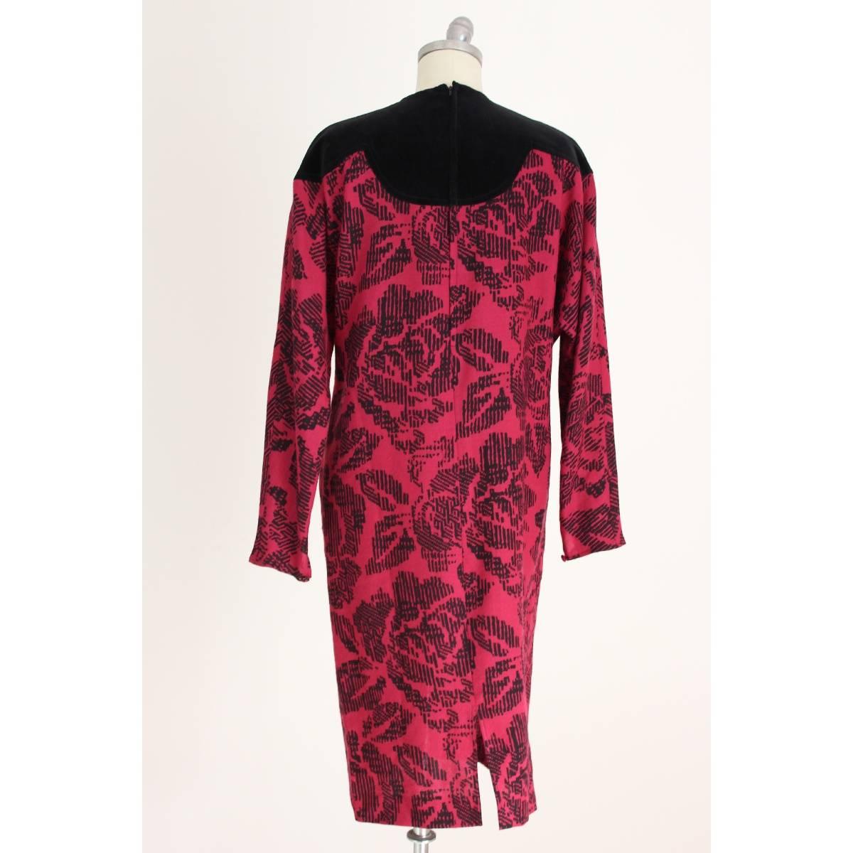 Vintage Pierre Cardin Paris dress from the 1960s. Purple with black floral designs. Tunic type model. Top in black velvet, rare black label from the 60’s. Approximately Size 48 Italian. Made in France, excellent vintage conditions.

Size 48 (Italy)