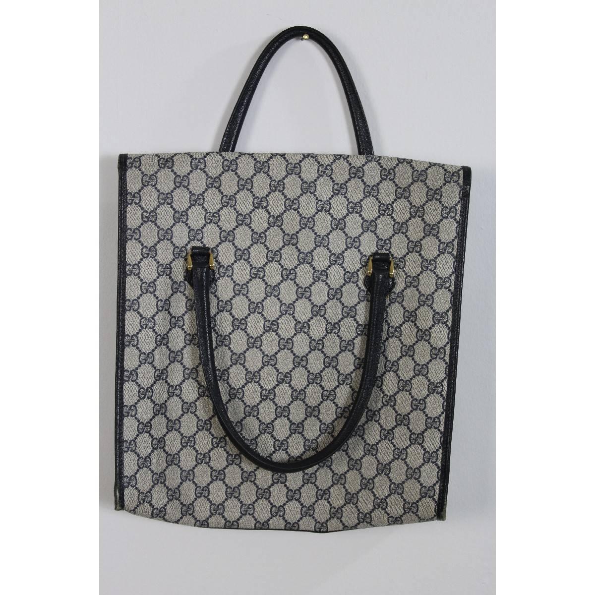 Gucci vintage handbag monogram blue and white, leather and canvas texture, gold logo. Code 02.4139.58.
Good condition 

Measure:
height: 37 cm
length: 33.5 cm
width: 7 cm

Color: blue and white

Condition: good