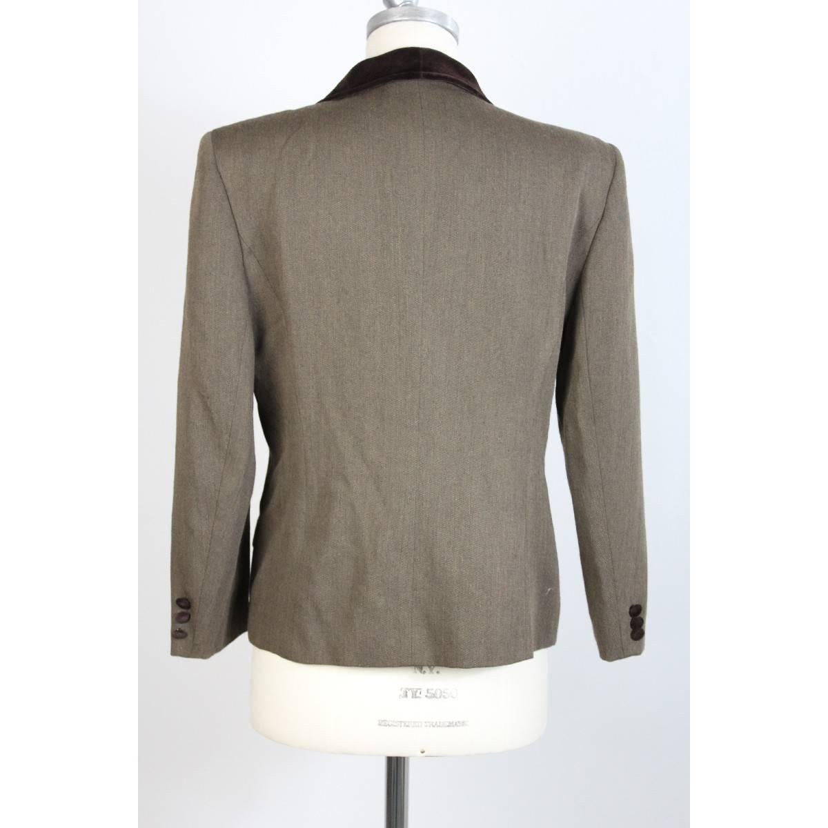 Nazareno Gabrielli vintage beige and brown wool jacket, neck velvet brown, size 44 it, excellent condition.
Measurements:

Size: 44 it; 10 us; 12 uk;

Shoulder: 44 cm
Armpit armpit: 49 cm
Sleeve: 55 cm
Length: 60 cm

Composition: 100% wool
Color: