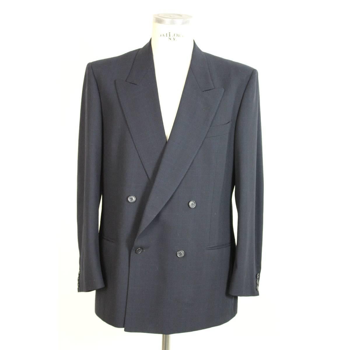 Valentino vintage men's suit, blue pinstripe wool jacket and pants, double breasted jacket, excellent conditions.

Size 52 (It); 42 US; 42 UK

Shoulder: 52 cm.
Armpit to armpit: 56 cm.
Sleeve: 62 cm.
Length: 82 cm.
Pants waist: 46 cm
Pants length: