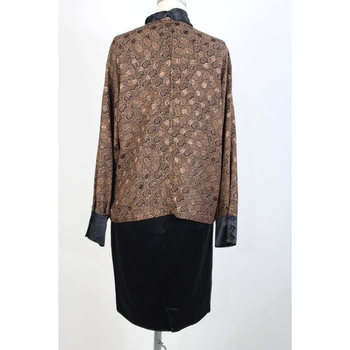 Genny by Gianni Versace, vintage black and brown paisley silk suit skirt, shirt has high neck closed with a soft ribbon, long sleeve, excellent condition.

Size 44 IT; 10 US; 12 UK
measurements
Shoulder: 44 cm
Ascelle: 58 cm
Sleeve: 60cm
Length: 65