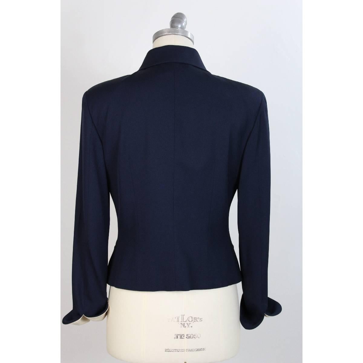 Moschino Women’s Cheap and Chic Jacket. Blue color, slim fit, giacca chiusura bottoni beige, primo bottone ha un morbido fiocco color beige. Made in italy 1990s. Excellent vintage conditions

Size: 44 It 10 Us 12 Uk 

Shoulder: 44 cm
Chest / Bust: