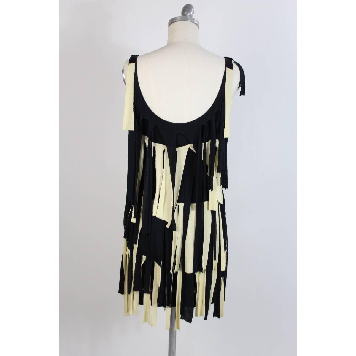 Moschino Couture vintage dress with beige and blue fringe, charleston model, sleeveless, stretch cotton, size 42 it, excellent condition.

Size 42 (IT); 8 US; 10 UK

Measures
Shoulder: 42 cm
Bust / chest: 43 cm
Length: 74 cm

Composition: stretch