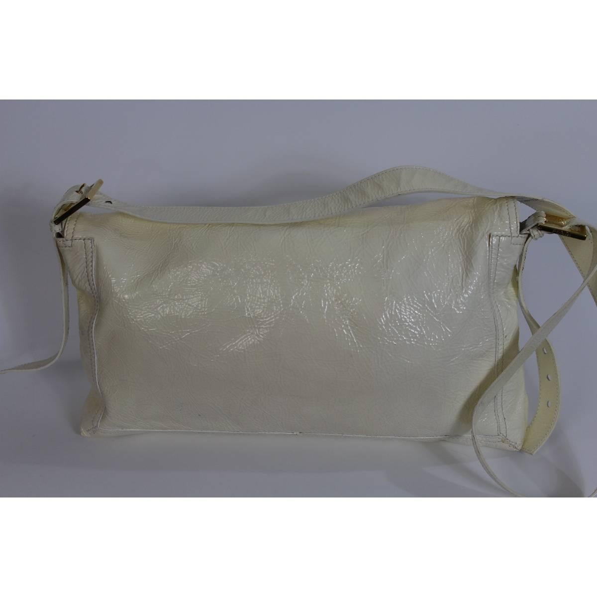 Fendi vintage patent leather white shoulder bag, jumbo baguette pattern, double F logo closure gold color, gold details, inside pocket. Made italy. Excellent conditions.

Code: 237288T137VVA088
Measures:
Height: 20 cm
Width: 41 cm
Depth: 7.5