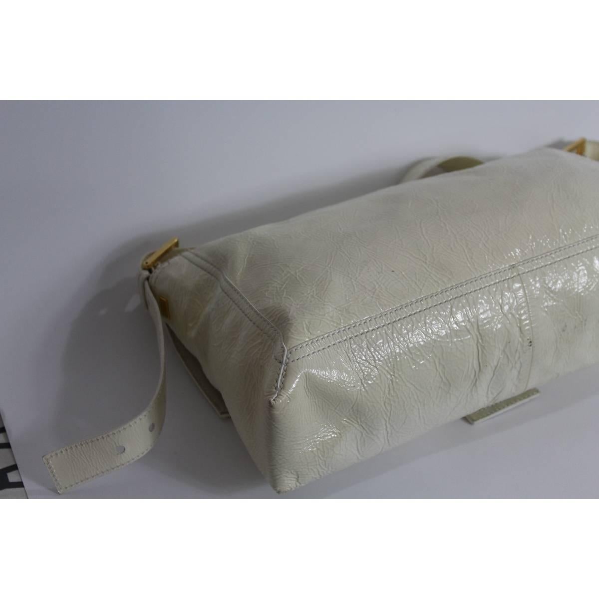 Fendi vintage white patent leather large baguette handbag made italy In Excellent Condition In Brindisi, IT