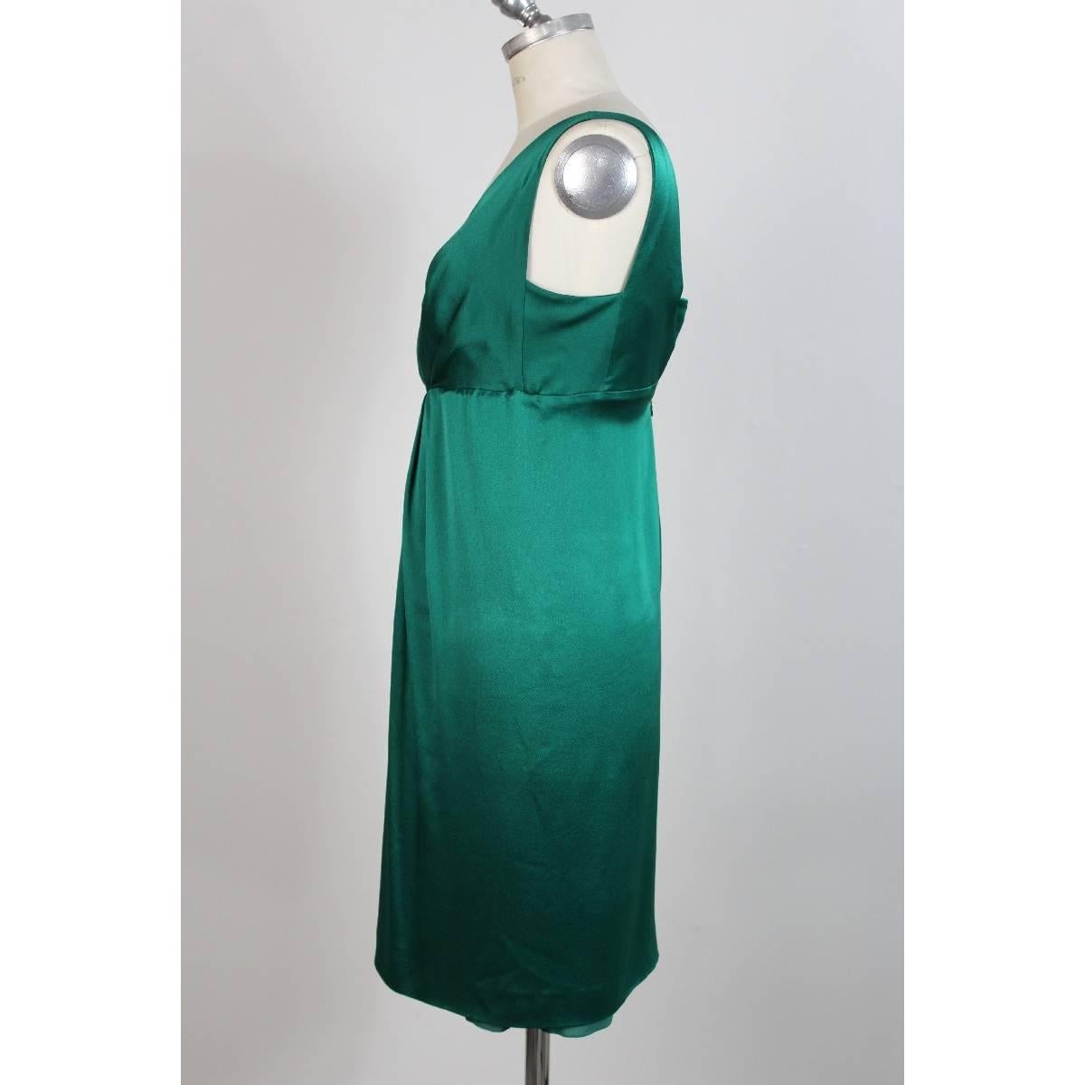 Alberta Ferretti silk emerald evening dress, knee length, sleeveless, V-neckline, zip closure, size 40 it, made italy, excellent condition.

Size 40 (IT); 6 US; 8 UK

Measures
Shoulder: 40 cm
Bust / chest: 43 cm
Length: 81 cm

Composition: 100%