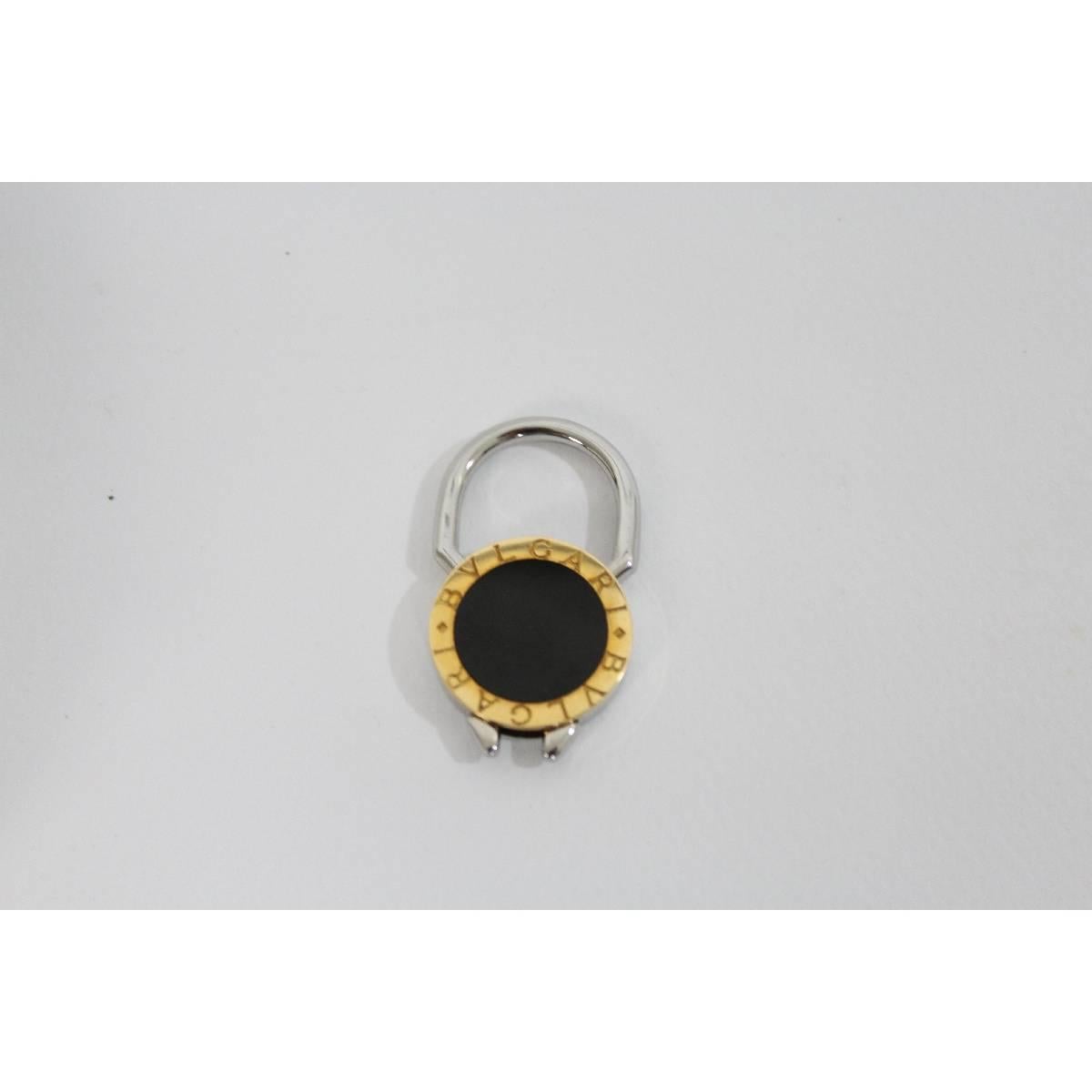 Bulgari keychain in 18 K yellow gold and onyx, steel clasp, typical inscription of the logo around the keychain case. The clip opens by pushing the two poles on the bottom. Complete with original box.  Excellent conditions.

Measure:
Length: 4