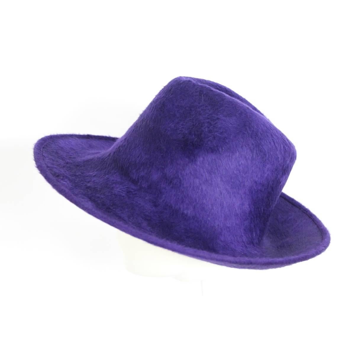 Philip Treacy purple wool felt hat for women, size M, on the hair imprinted on the horse logo.

Measures:
Size: M ;  7 US
Circumference: 56 cm

Composition: 100% wool
Color: purple
Condition: excellent condition