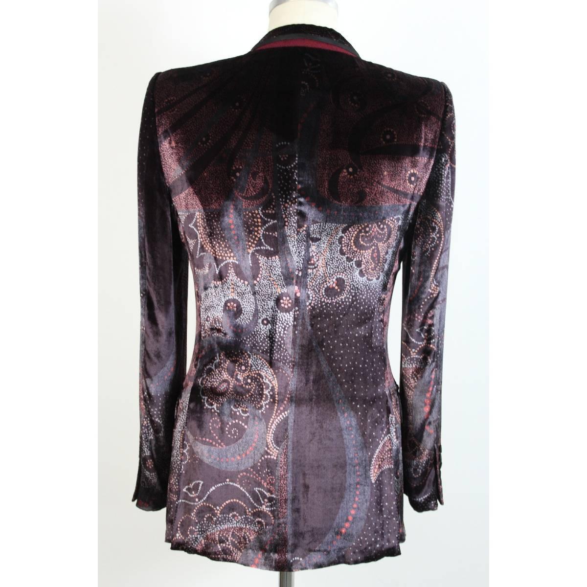 Tom Ford for Gucci silk and velvet flower and pois tone on tone, color purple jacket like tuxedo, size 48 it, the tuxedo-style jacket with a button closure, black neck trim, as well as the button, chest pocket and two pockets on the hips, excellent