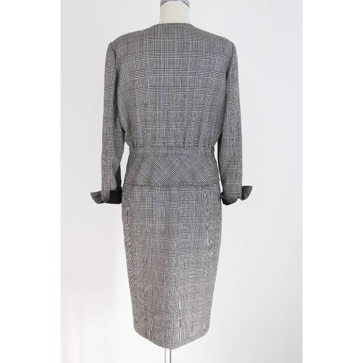 Valentino vintage woman dress. Black and white wool check. Exceptional elegance with mother-of-pearl buttons. The dress is lined under the skirt, in rayon and acetate. the cuffs of the sleeves are turned up show a particular black. Beautiful in all