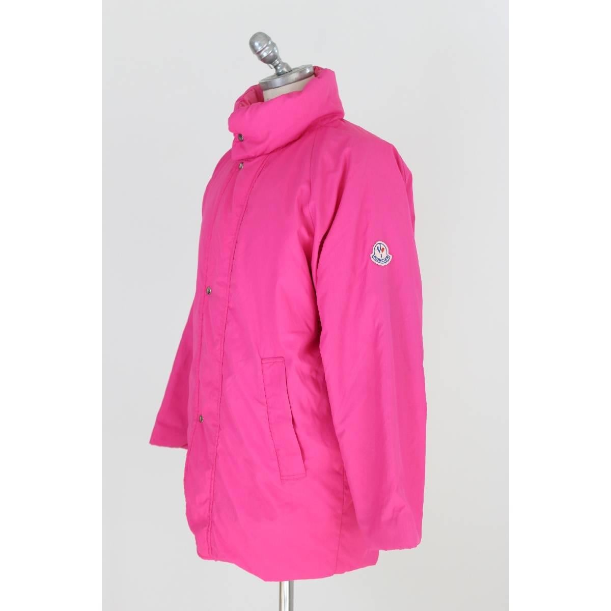 Moncler pink down jacket for women bomber snow style, clip closure with buttons, high collar, two pockets on the sides, inside pink glossy, 100% polyamide. Excellent vintage conditions.

Size 42 It 8 Us 10 Uk 36 Fr 38 De

Shoulder: 44 cm
Length: 86