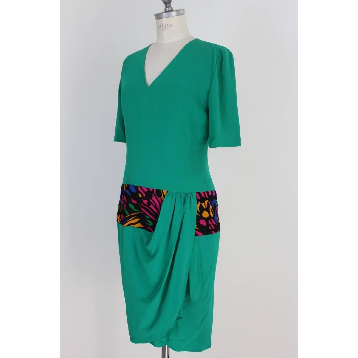 Mila Schon vintage silk dress. Green color, with multicolored band. Pleated embroidery. New with label. Made in Italy.

Size: 44 IT 10 US 12 UK

Shoulder: 44 cm
Bust / Chest: 48 cm
Sleeve: 30 cm
Length: 100 cm

Material: Silk
Green colour
Condition:
