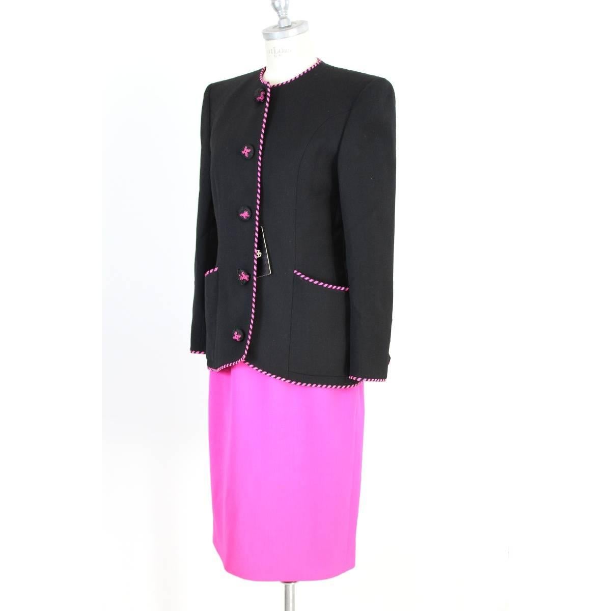 Mario Borsato vintage 1980s women’s skirt suit. Black jacket and purple skirt. Made in italy, size 42. Composition 100% wool. Lined 100% bemberg. New with label.

Size: 46 IT 12 US 14 UK

Shoulder: 46 cm
Bust / Chest: 50 cm
Sleeve: 62 cm
Length: 69