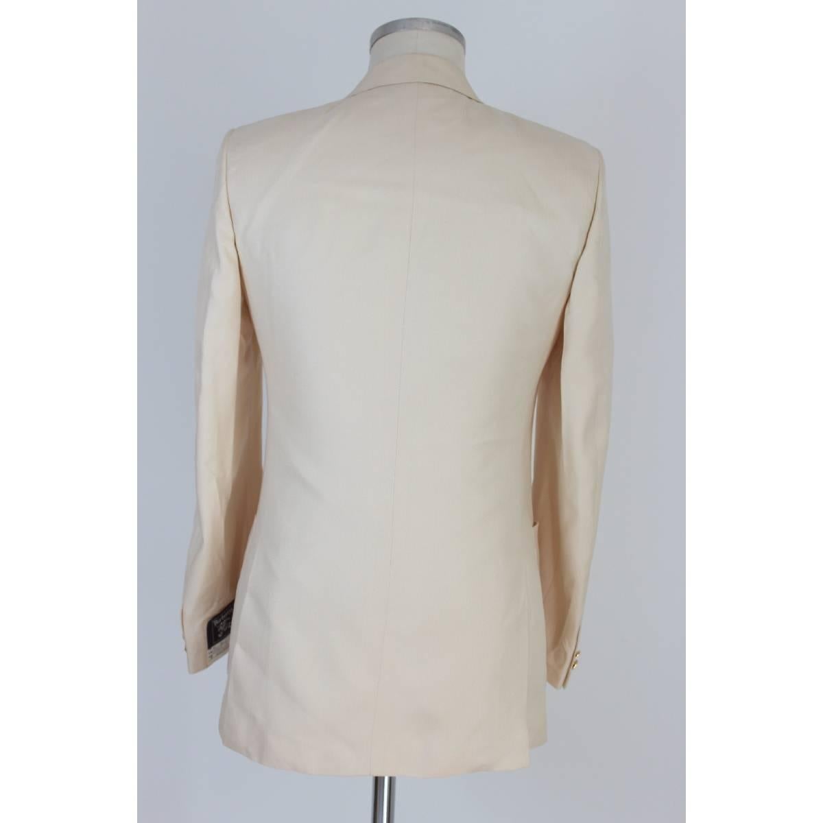 Burberry’s men’s vintage jacket double breasted model Burlington. Beige colour. Jacket in 100% silk, lining inside 100% cupro. The jacket has gold buttons with logo print. New with tag. Made United Kingdom.

Size 46 En 36 Us 36 Uk

Shoulder: 46