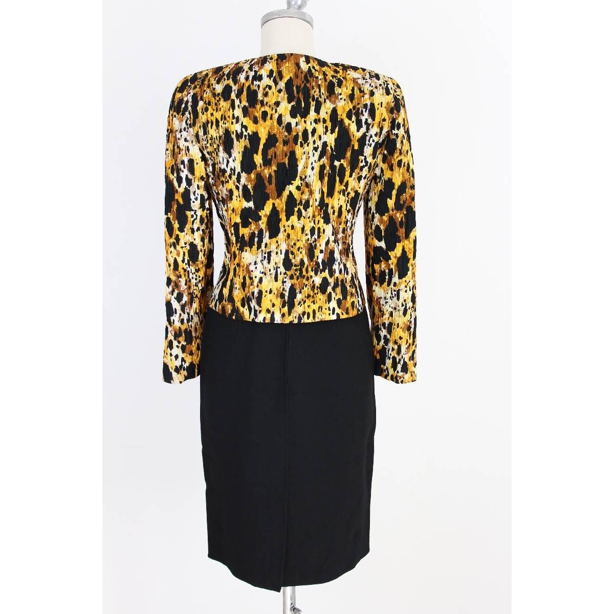 Mila Schon vintage silk skirt suit dress. Women’s 1980s in silk and acetate the jacket, 100% wool the skirt. Animalier theme very rare, size 42 made in italy. New without tag

Size 42 It 8 Us 10 Uk

Shoulders: 42 cm
Chest / Bust: 46 cm
Sleeves: 59