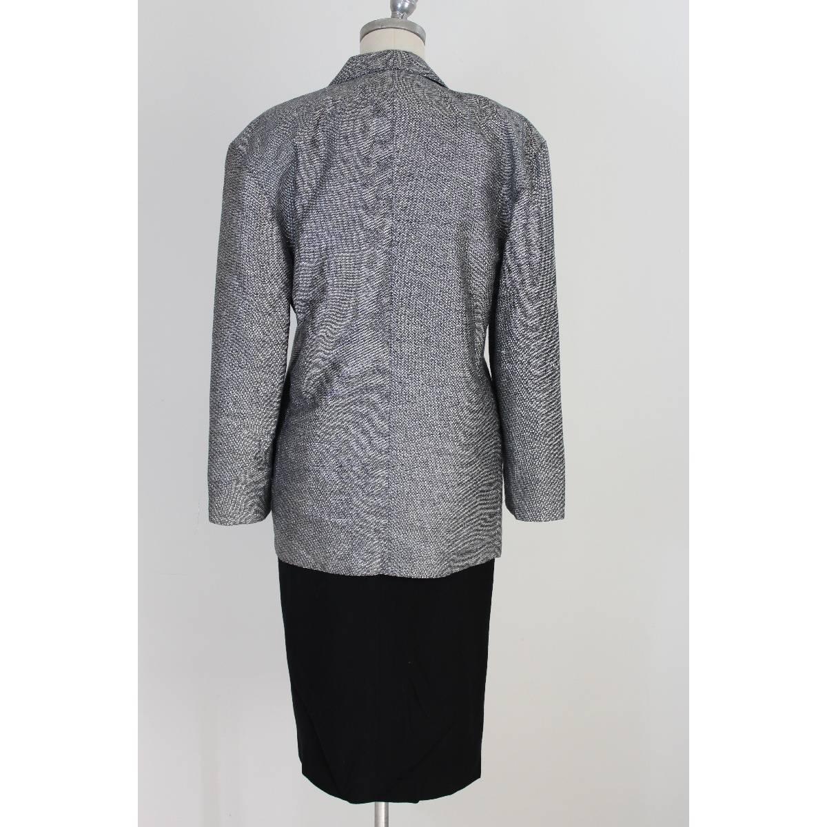 Escada vintage 1980s skirt suit women’s. Laminated jacket gray in linen and cotton and black skirt in wool. Size 36 made in Germany, new without tag.

Size 42 It 8 Us 10 Uk

Shoulders: 48 cm
Chest / Bust: 50 cm
Sleeves: 58 cm
Length: 82 cm

Skirt