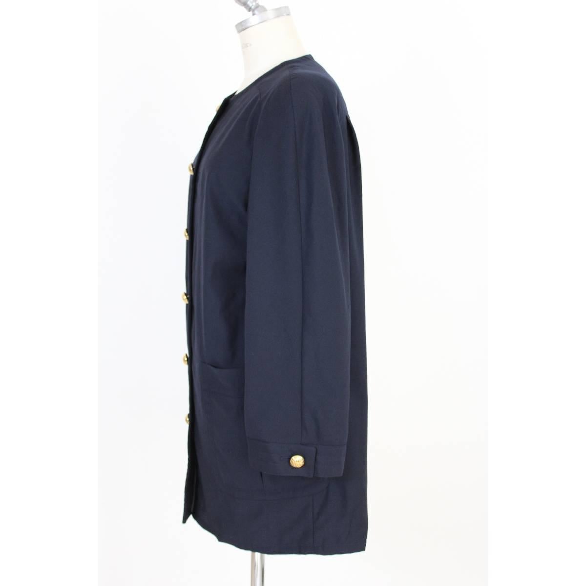 Valentino vintage cape jacket like coat 1990s women’s. Blue with golden buttons in 100% wool. Size 44 made in Italy, new without tag.

Size 44 It 10 Us 12 Uk

Shoulders: 46 cm
Chest / Bust: 65 cm
Sleeves: 60 cm
Length: 85 cm

Color: