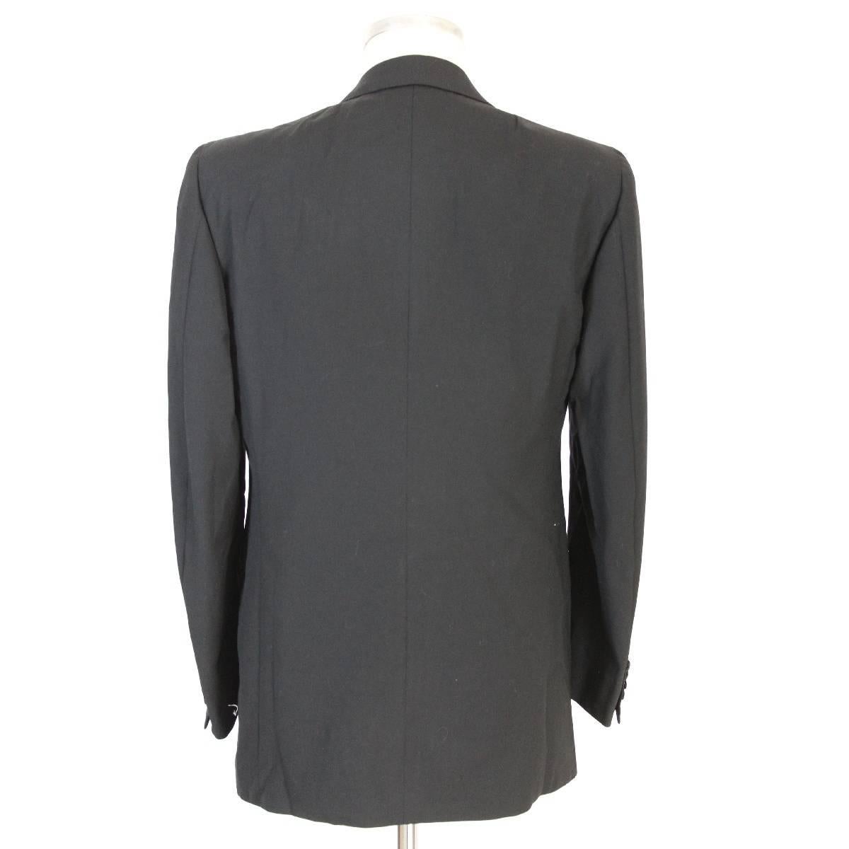 Brioni vintage smoking black jacket men’s 1980s. Satin on the reverse and on the pockets. Double-breasted made in Italy, size 50 made in Italy. New with label

Size 50 It 40 Us 40 Uk

Shoulder: 50 cm
Bust / chest: 52 cm
Sleeve: 62 cm
Length: 82