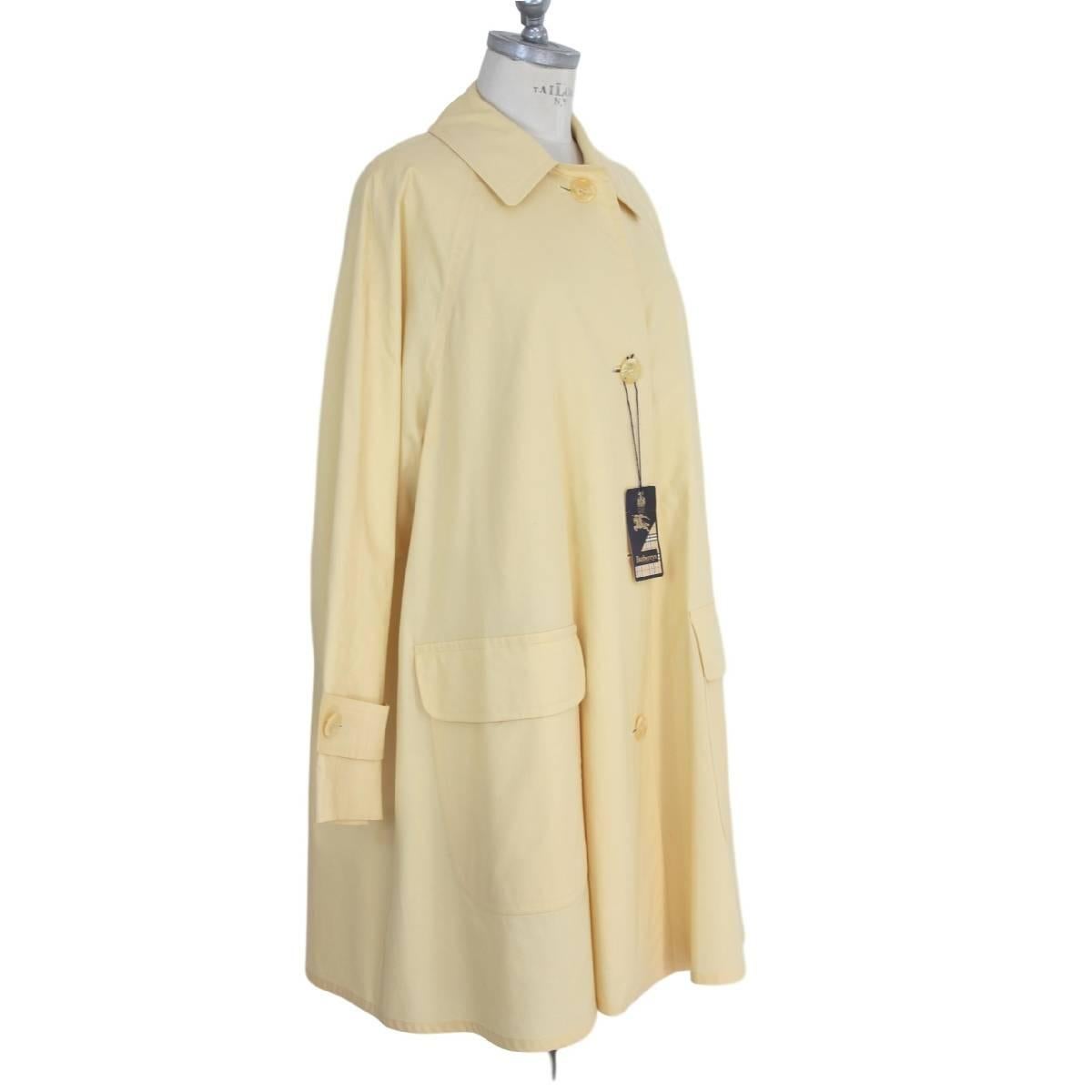 Beige Burberry cotton beige waterproof coat woman’s size 12/R trench 1980s NWT For Sale