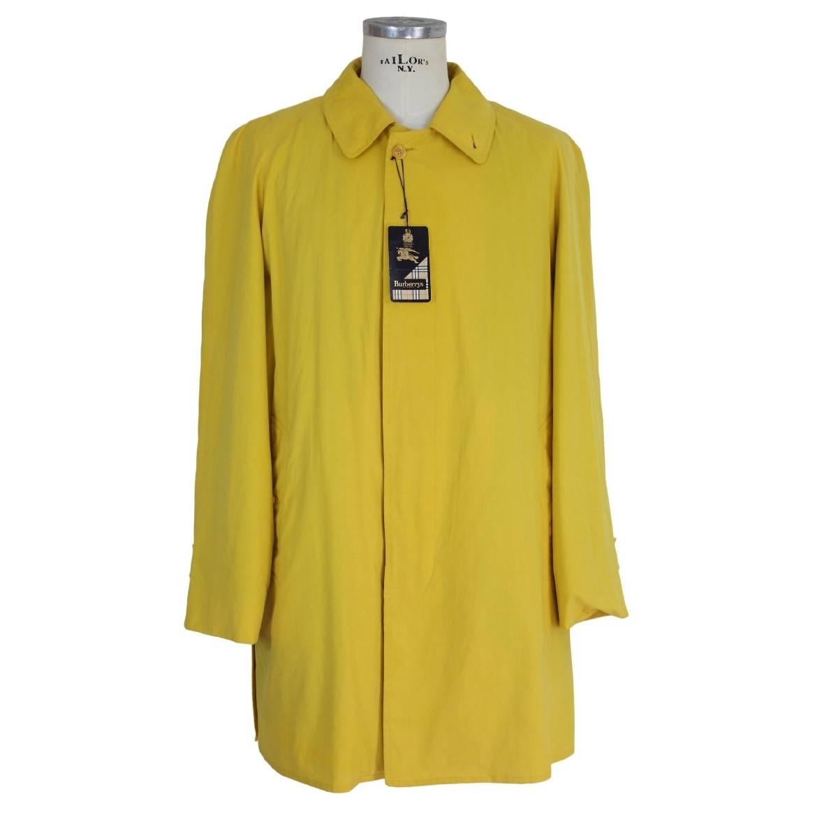 Burberry’s vintage yellow cotton jacket for men. Collington model. The jacket has a blue lining inside that can be removed with zip, wool and camel hair. The jacket can be used in winter and spring. The product is new with tag, has some stains on