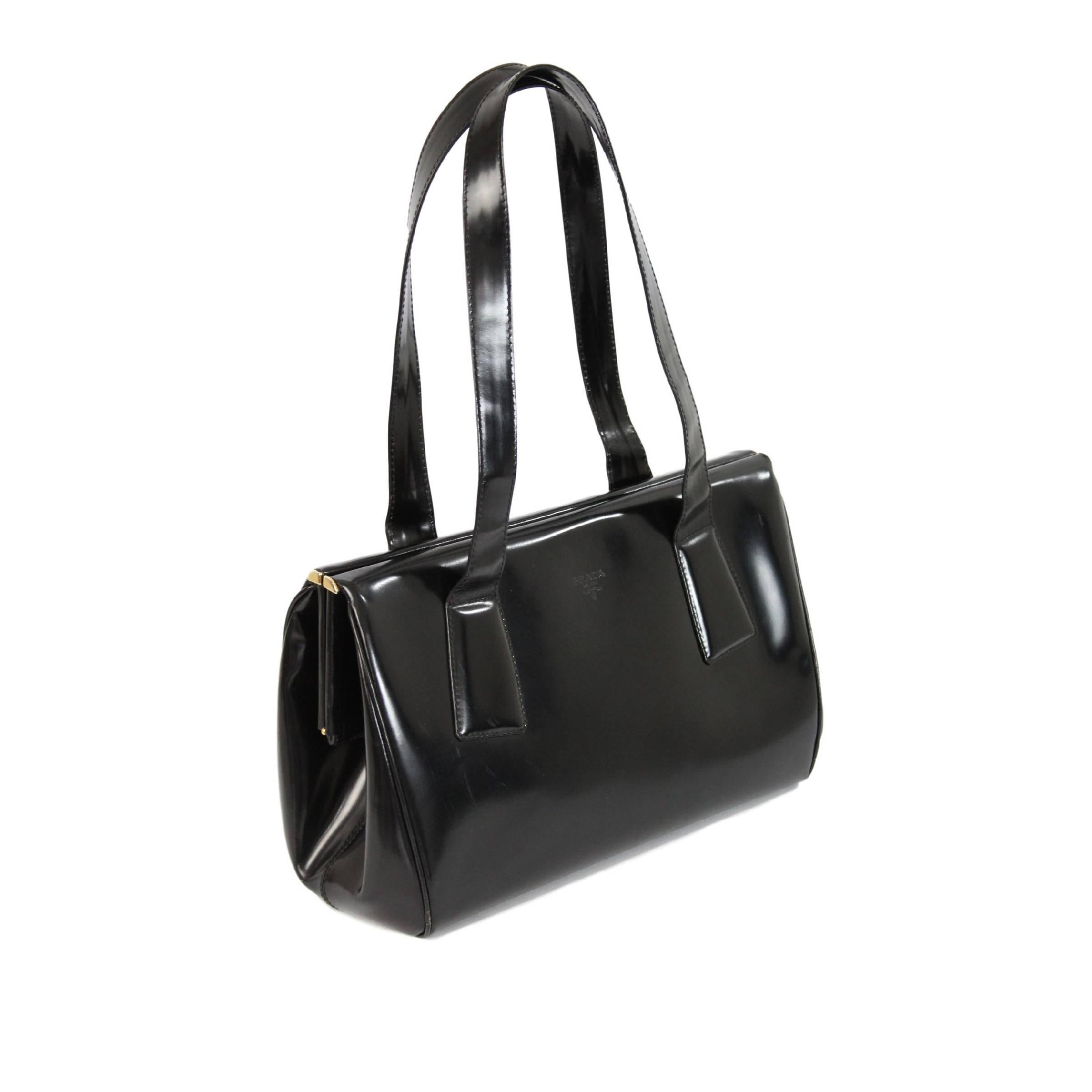 Doctor Prada bag, black color in 100% patent leather, magnetic button closure, internal pocket, logoed lining. Two handles, gold-colored details. Made in Italy. Excellent vintage conditions. The dustbag is present.

Measurements:
height: 22