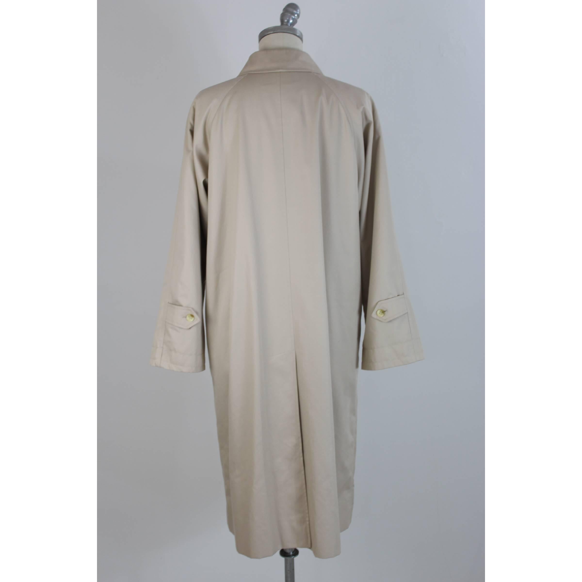 Burberry women's vintage raincoat in beige cotton. Size 10 UK regular. Made in UK. Excellent vintage conditions

Size 42 It 8 Us 10 Uk

Shoulders: 42 cm
Bust / chest: 50 cm
Sleeves: 58 cm
Length: 117 cm

Material: 51% cotton 49%
