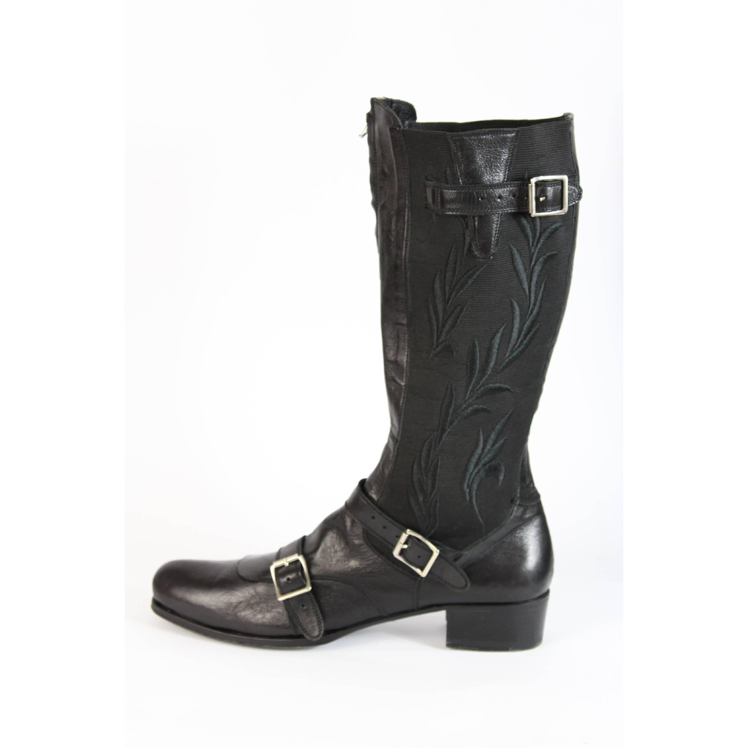 Gianni Barbato handmade boots, black color, 100% handmade leather. Zipper closure and two buckles on the side, along the boot tone-on-tone floral motifs. Two buckles on the instep, block heel. Made in Italy. Excellent vintage conditions.

Size 40 It