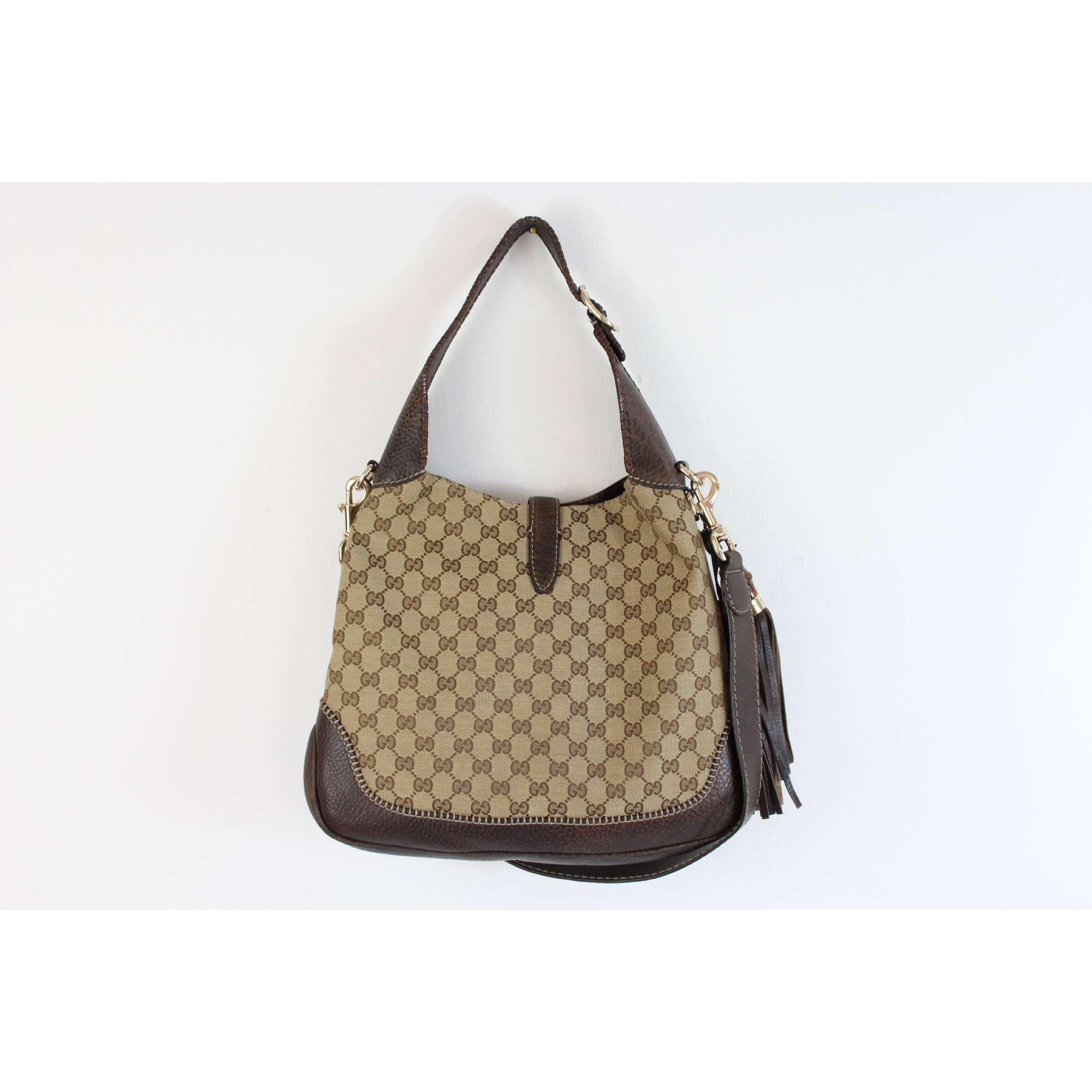Gucci vintage bag, Jackie model, leather and canvas, beige and brown color. Monogram fabric, shoulder strap in brown leather with adjustable strap, second longer shoulder strap. Internally and lined with a zippered pocket. Clasp with bamboo outside.