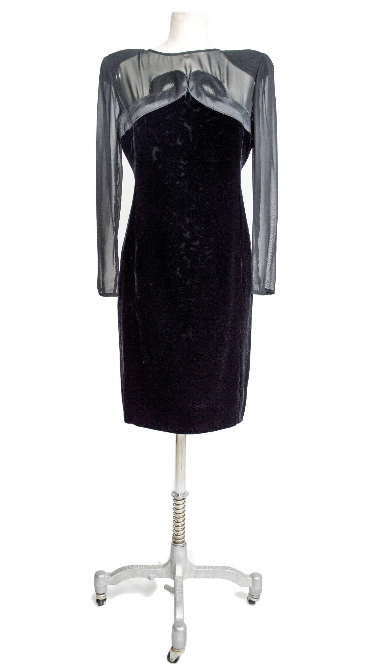 Valentino 1980's vintage evening gown dress, with relief velvet accents on the front, transparent silk sleeves and bust, an item of rare elegance. In excellent condition, like new. 

Black – silk and velvet – size 46 (IT) = 40 (NL/DE)

Measurements: