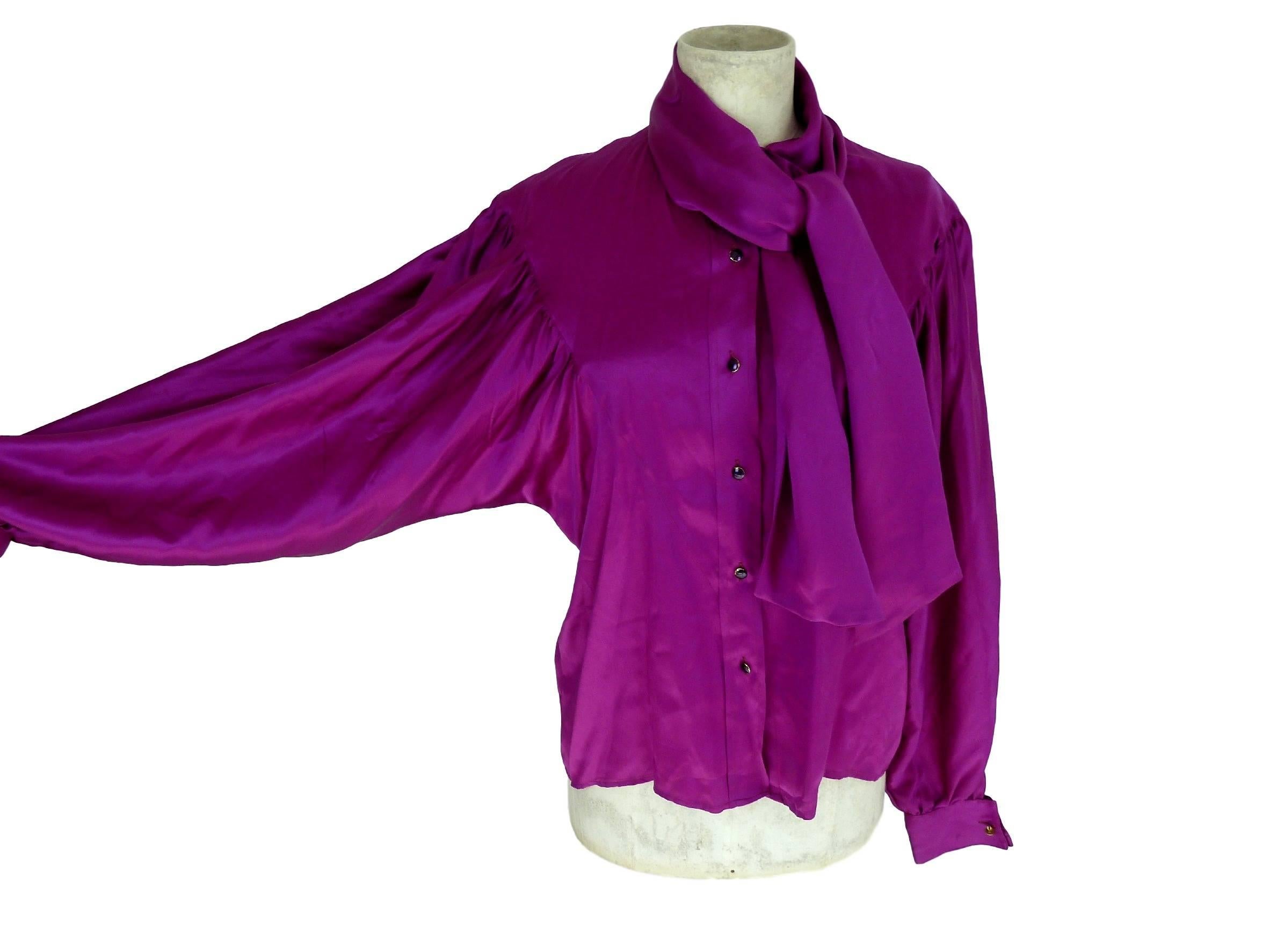 Amazing Thierry Mugler vintage shirt neck shawl, batwing sleeves 100% silk.

Size 42 (IT) = 36 (NL / DE)

Shoulder: 43 cm
Armpit Armpit: 53 cm
Sleeve: 66 cm
Length: 66 cm
Composition: 100% silk
Color: purple
Condition: excellent