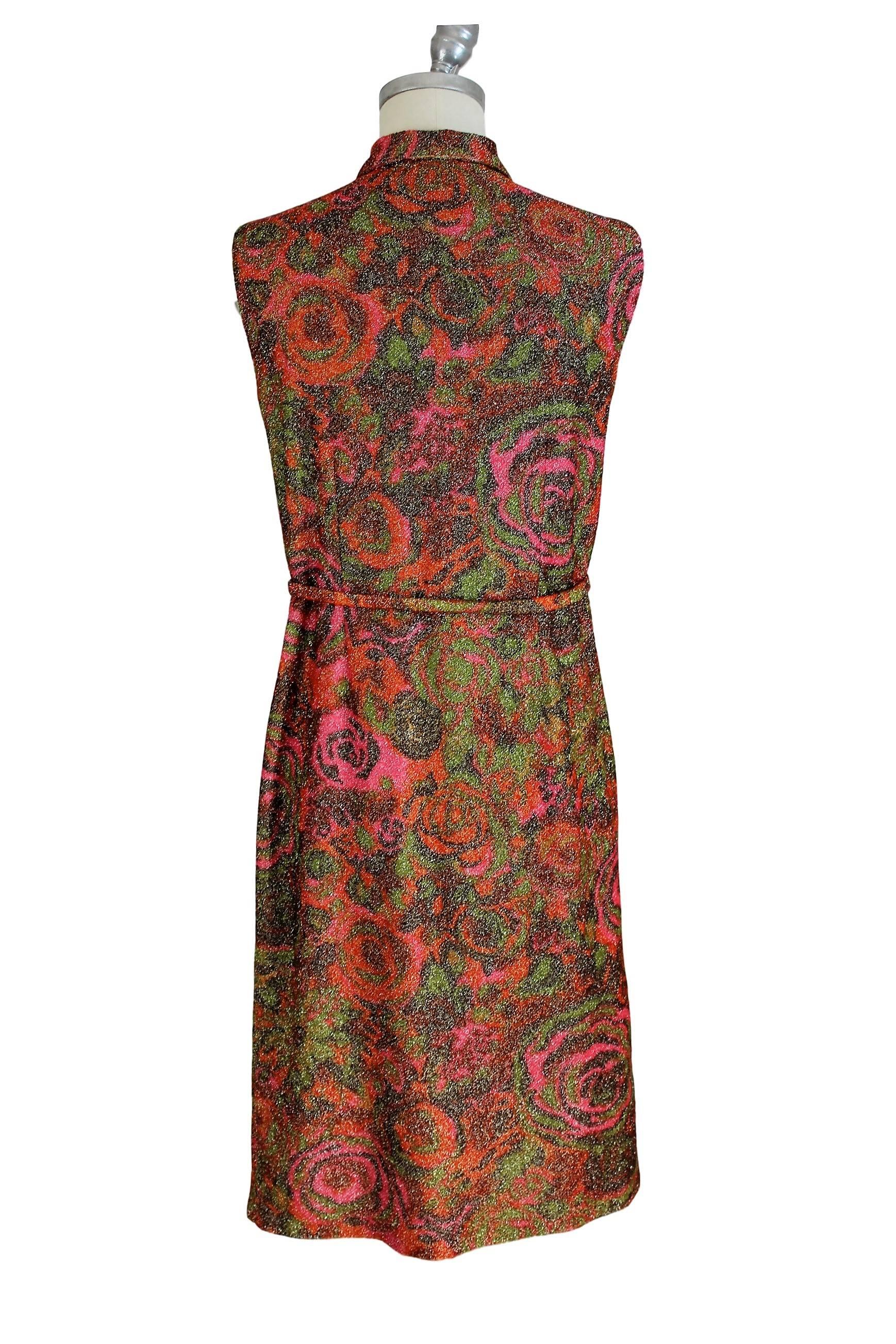 Rare tailored Sorelle Fontana dress Vintage 1960s gleaming metallic floral red, V neck with closed empire style buttons. Belted on the waist.

Size: 42 (IT) / 36 (NL/DE) 

Measures: 

Shoulders: 42 cm 
Armpit to armpit: 46 cm 
Sleeves: no 
Length: