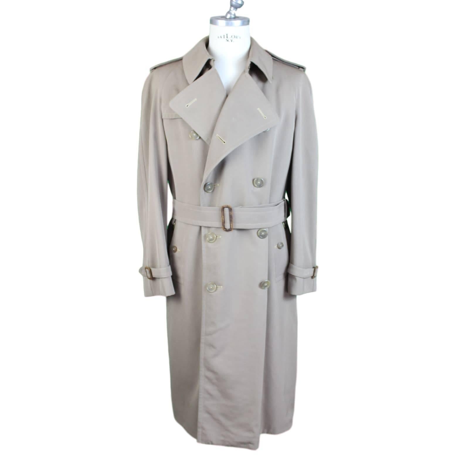 Authentic vintage Burberry trench coat, waterproof. Perfect, the details of leather belts, they usually become damaged in the time, however these are in excellent condition.

Size: 38 reg. (UK) = 48 (IT)

Measures:

Shoulders: 52 cm
Armpit to