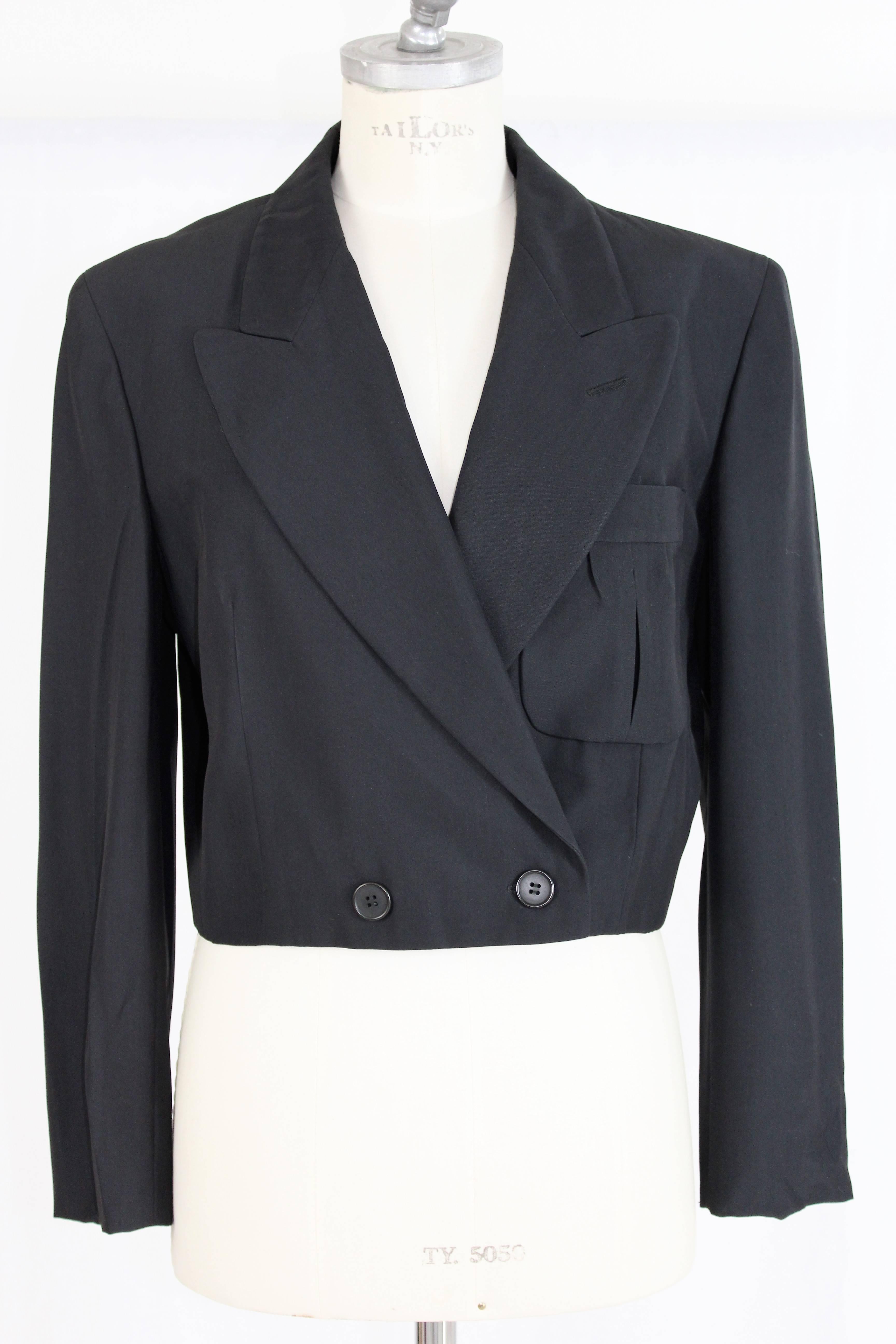 Alberta Ferretti jacket short. Black, double-breasted buttoning at the waist. Excellent vintage conditions

Size 42 (IT)

Measures
Shoulder: 44 cm
Armpit to armpit: 53 cm
Sleeve: 60 cm
Length: 50 cm

Composition: 60% Wool 40% Rayon
Color: