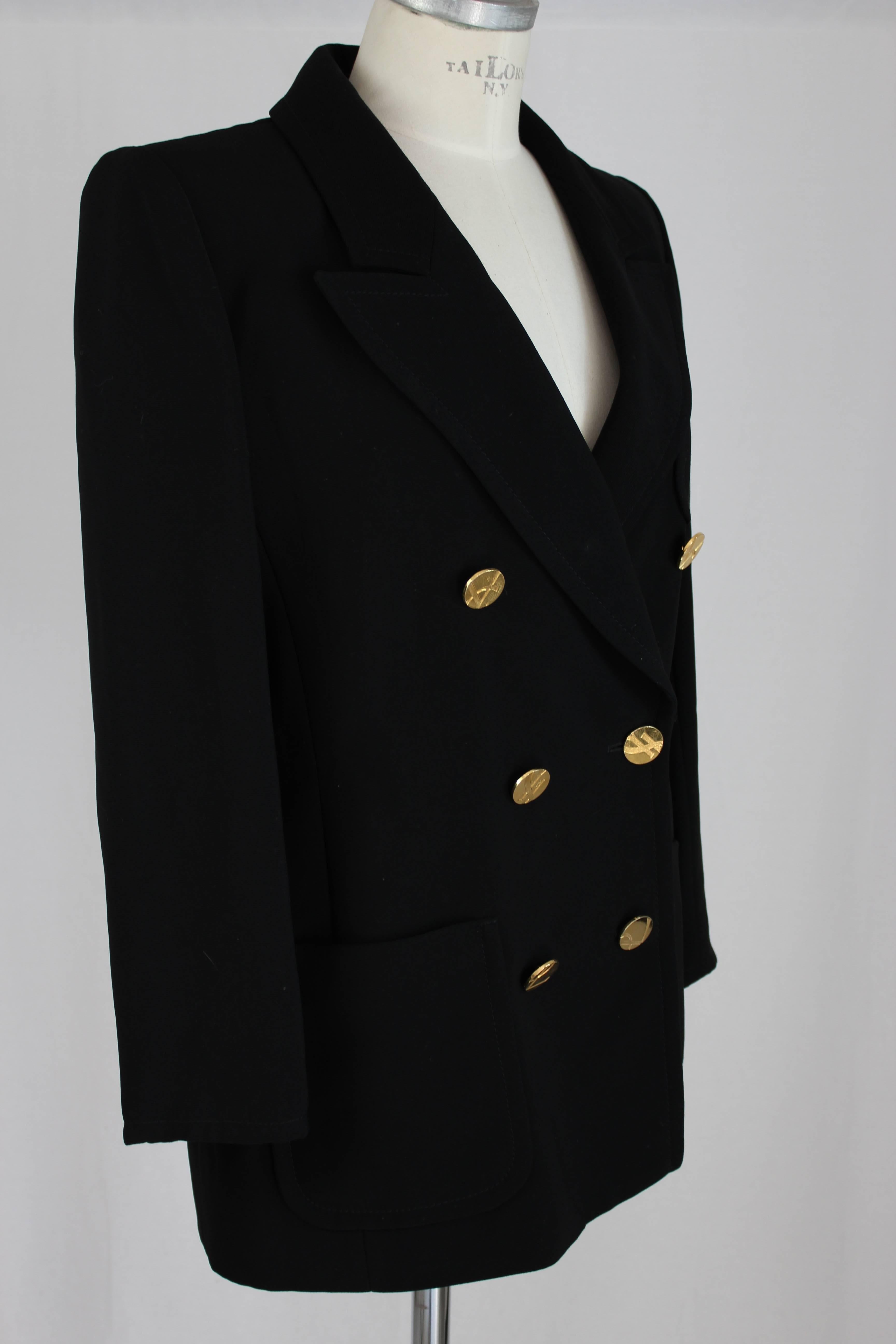 Jacket Yves Saint Laurent vintage 1990s double-breasted with gold logo buttons, beautiful slim fit. Excellent vintage conditions.

Size 40 (FR) = 8 (US)

Shoulder: 46 cm
Armpit Armpit: 50 cm
Sleeve: 53 cm
Length: 78 cm

Composition: 100%