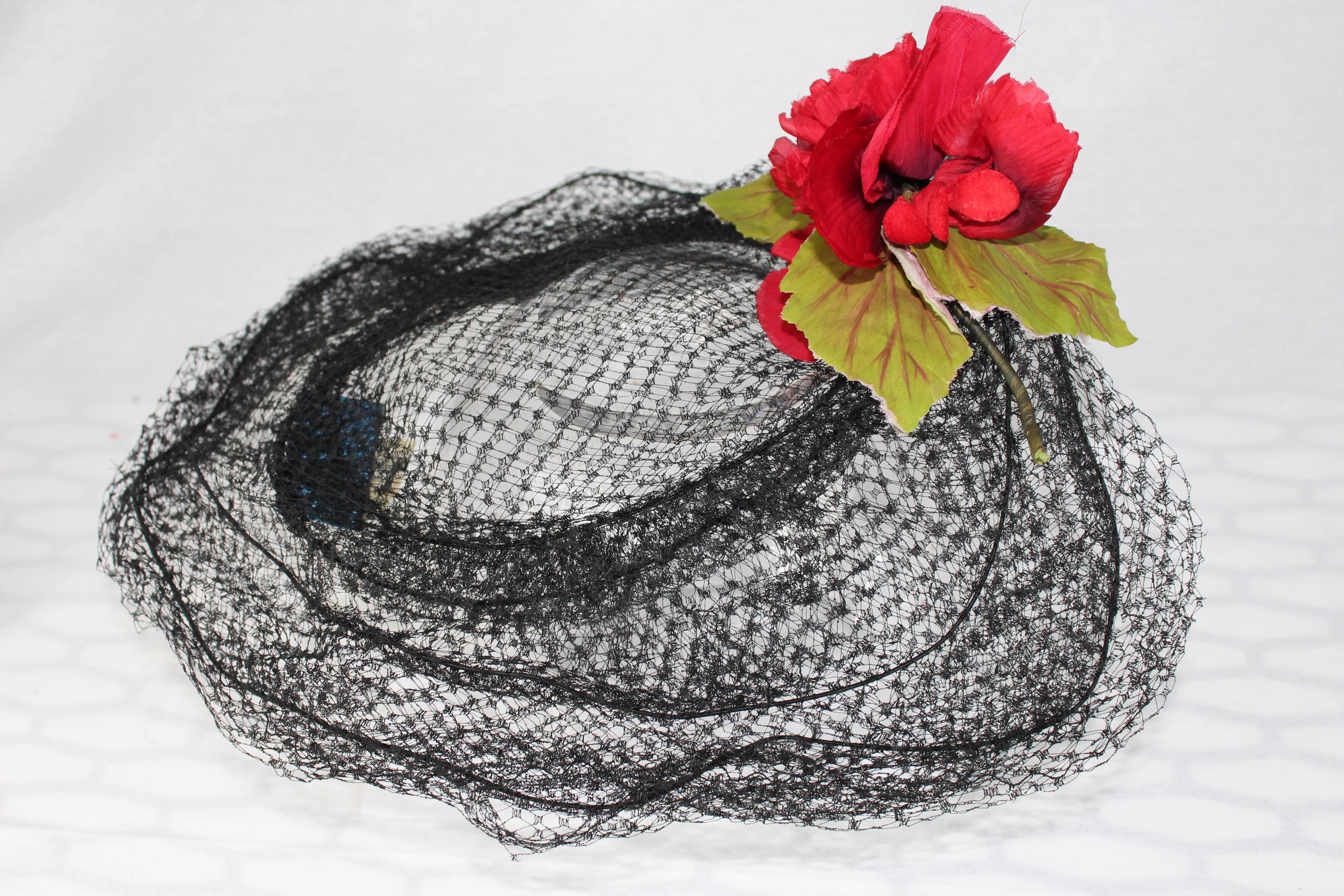 1950s Gilbert Orcel Anemone Paris Black Hat Lace Flower In Excellent Condition In Brindisi, IT