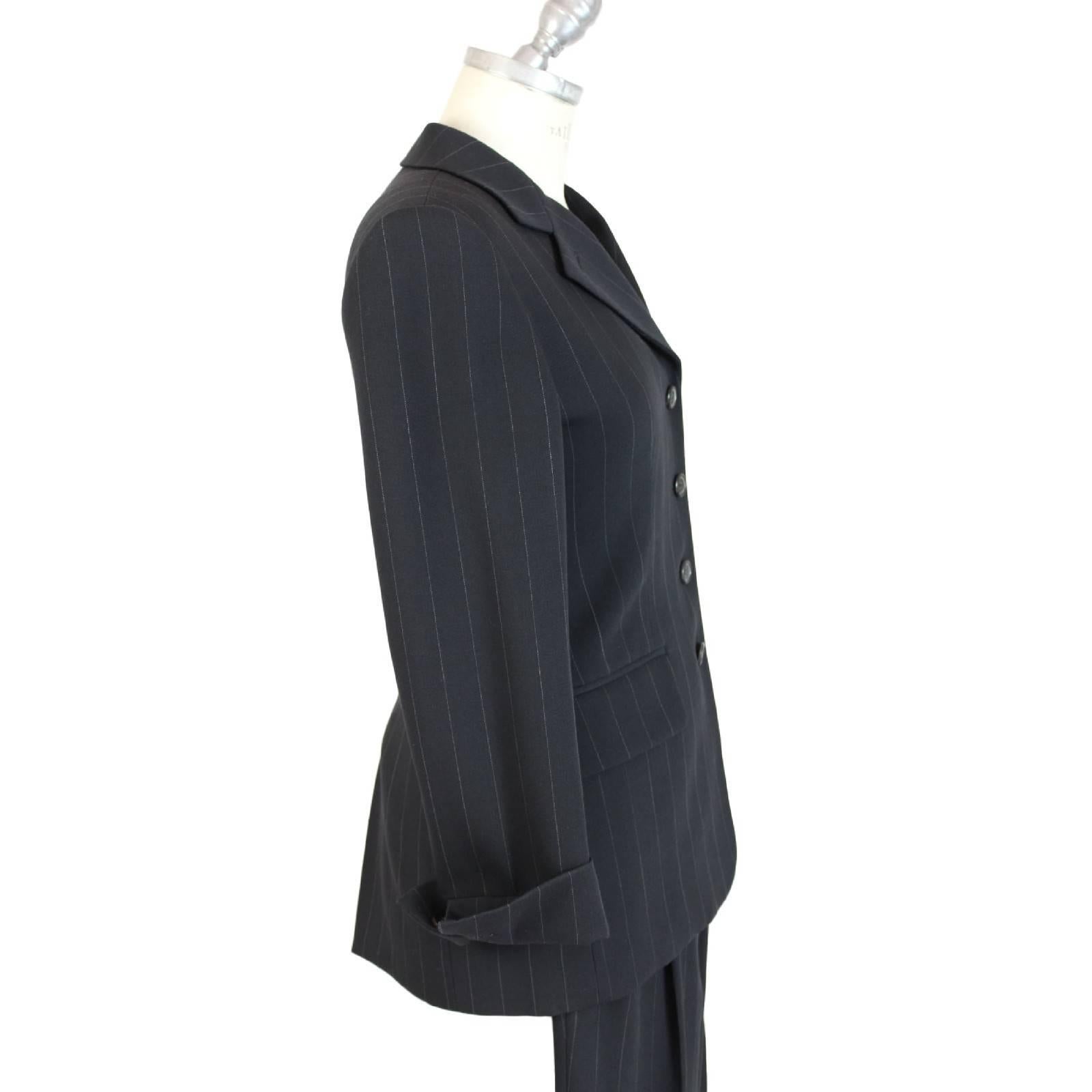 Suit jacket and pants gray pinstripe wool Prada woman, slim fit jacket and cigarette pants.

Size: 40 (IT)

Measures:

Shoulders: 40 cm
Armpit to armpit: 45 cm
Total lenght: 70 cm
Sleeves : 57 cm

Measures pants:
Waist: 32 cm
Length: 100 cm
Hem: 19