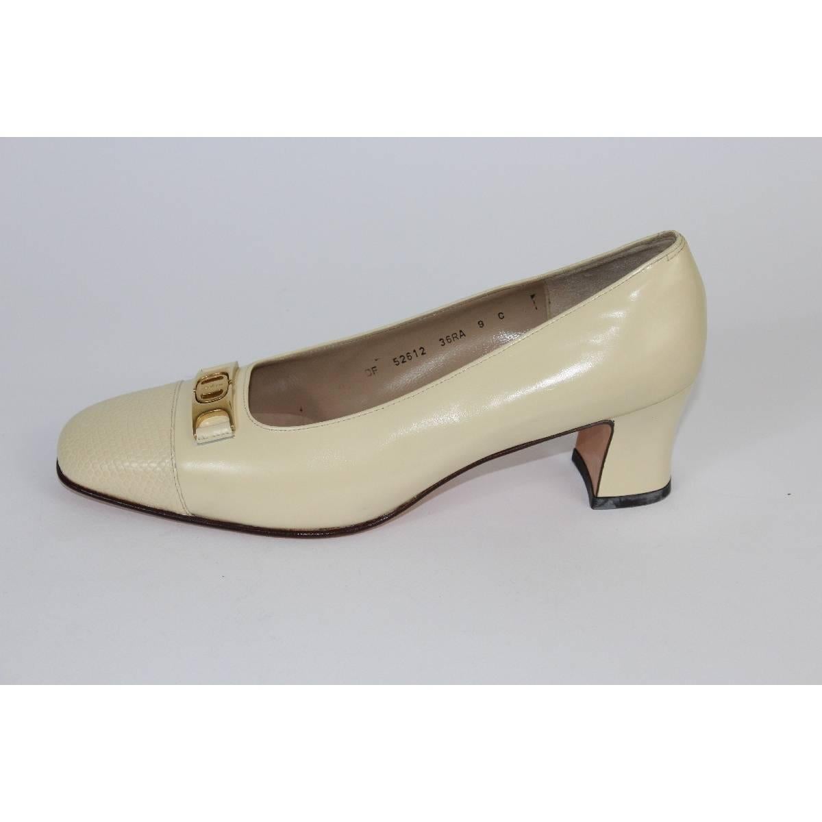 Salvatore Ferragamo ivory leather new women's shoes, small heel of 6 cm, golden clasp with logo, coconut print shoe tip, new shoes never used, label on the sole.

Size 9 (Us) 39 (it) 6 (uk)

Heel height: 6 cm
Code: DF 52612 36 RA 9 C

Composition:
